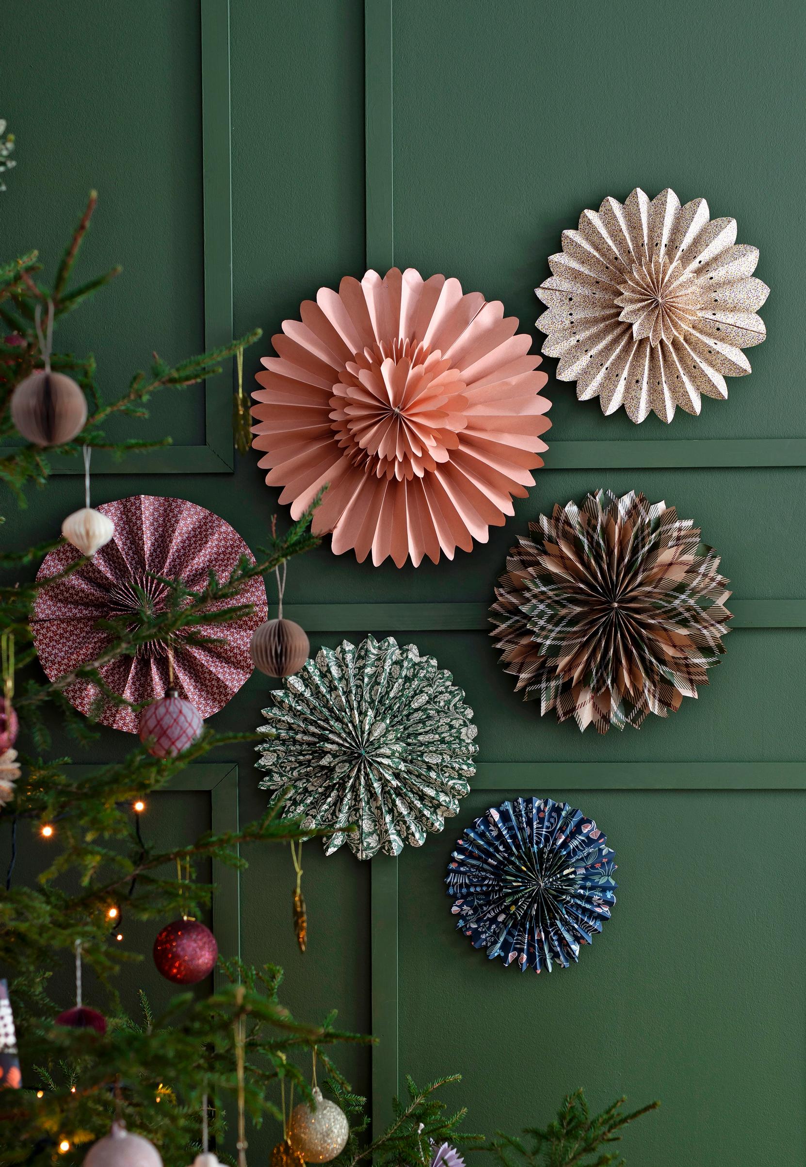 Paper rosettes from recycled paper