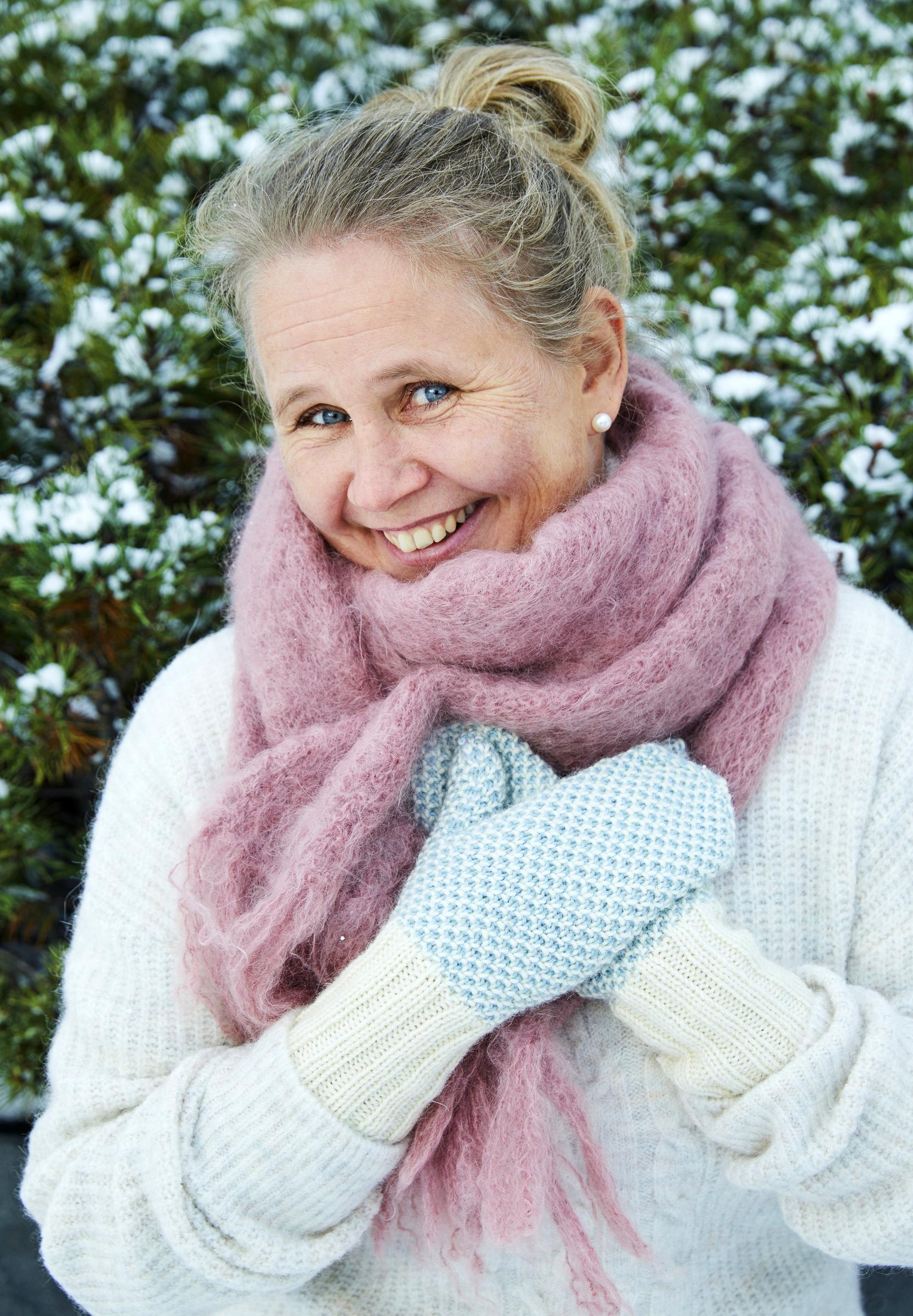 Two-color mittens in broken seed stitch | Kotona Living
