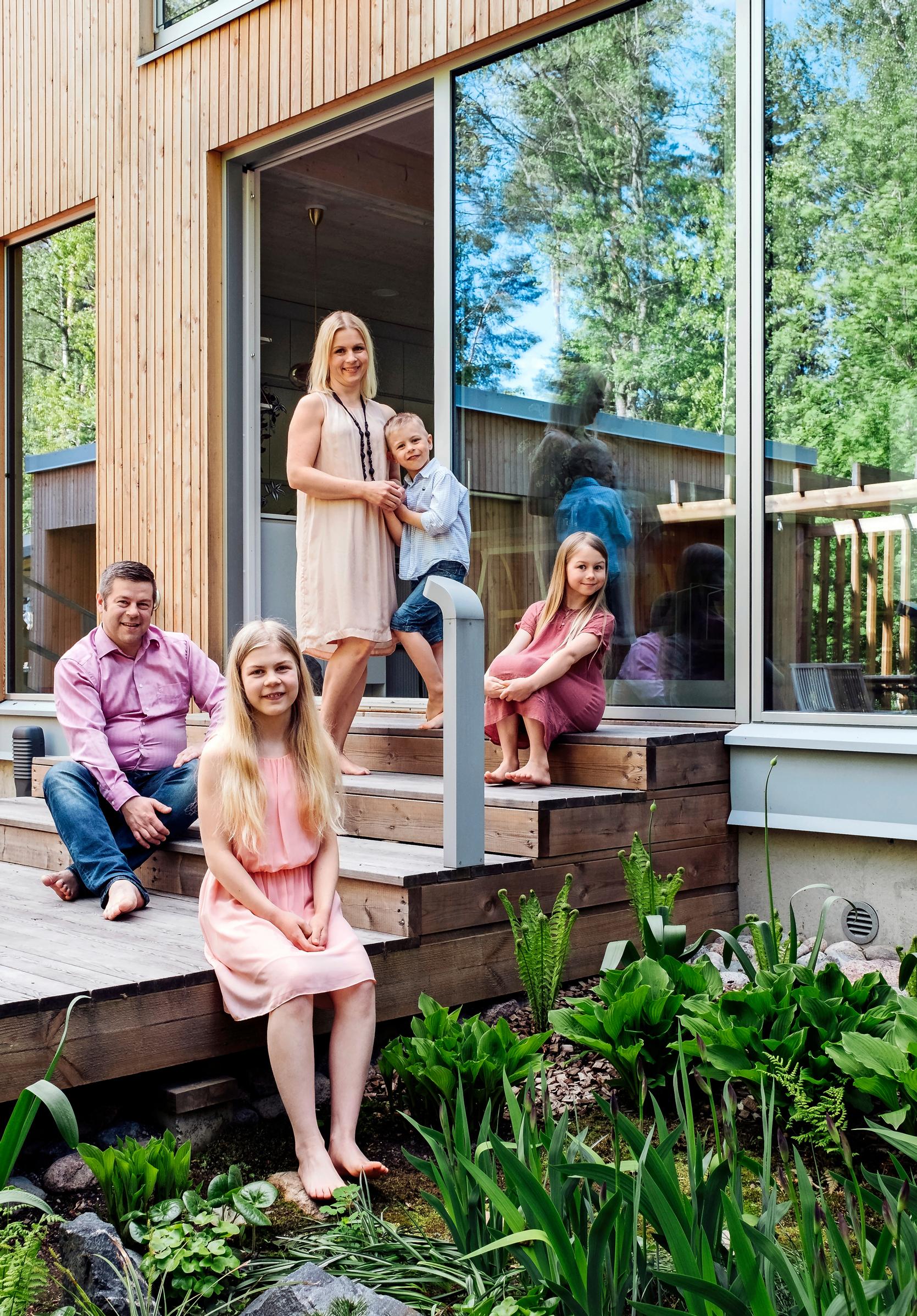 Miia and Kimmo Kauhanen with their children