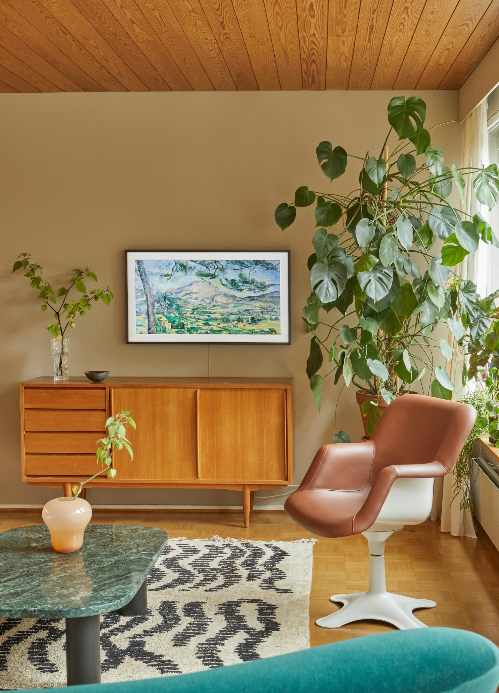 The original, magnificent wooden ceiling in the 1960s living room, complemented by vintage furniture.