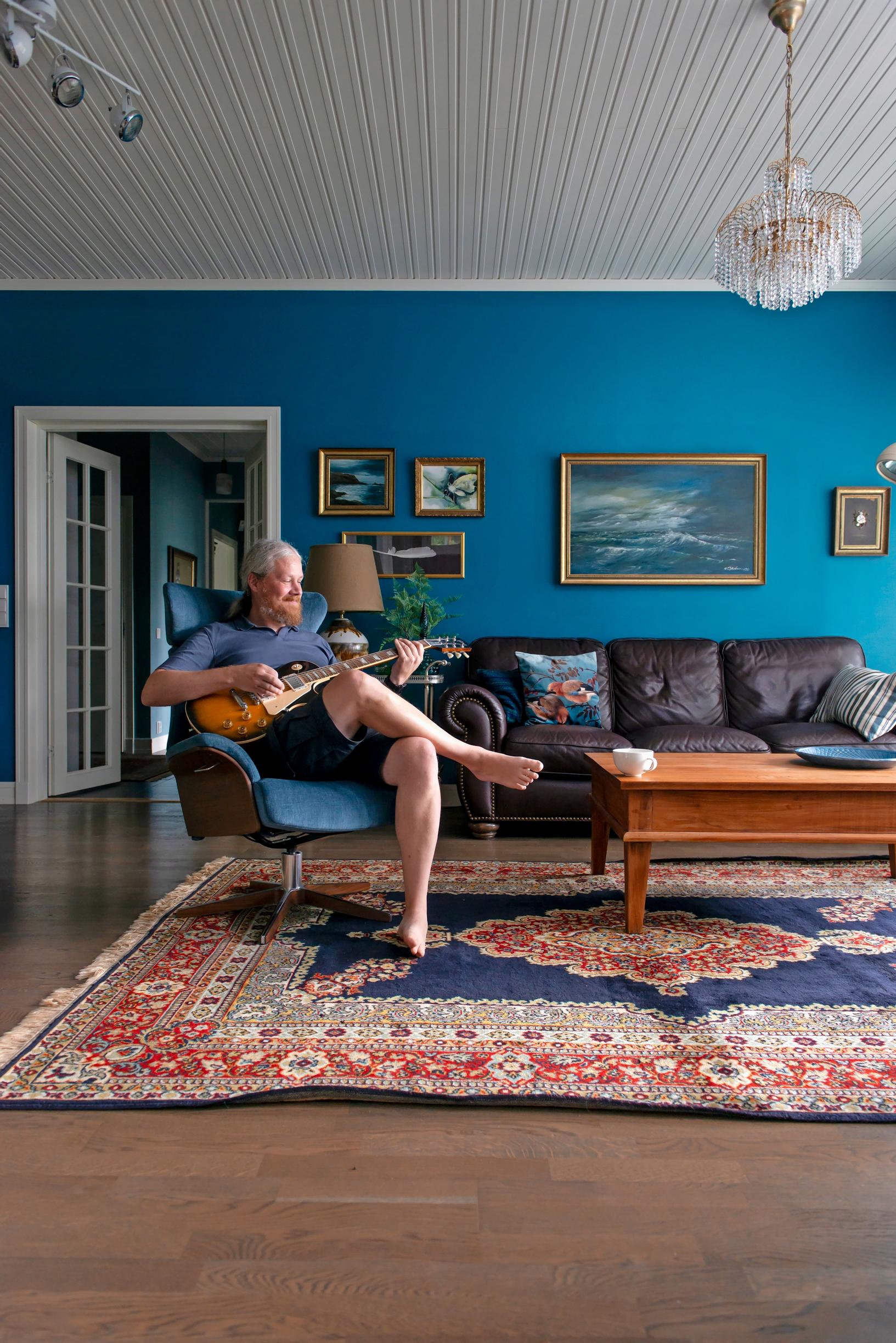 Tero Jokela playing guitar