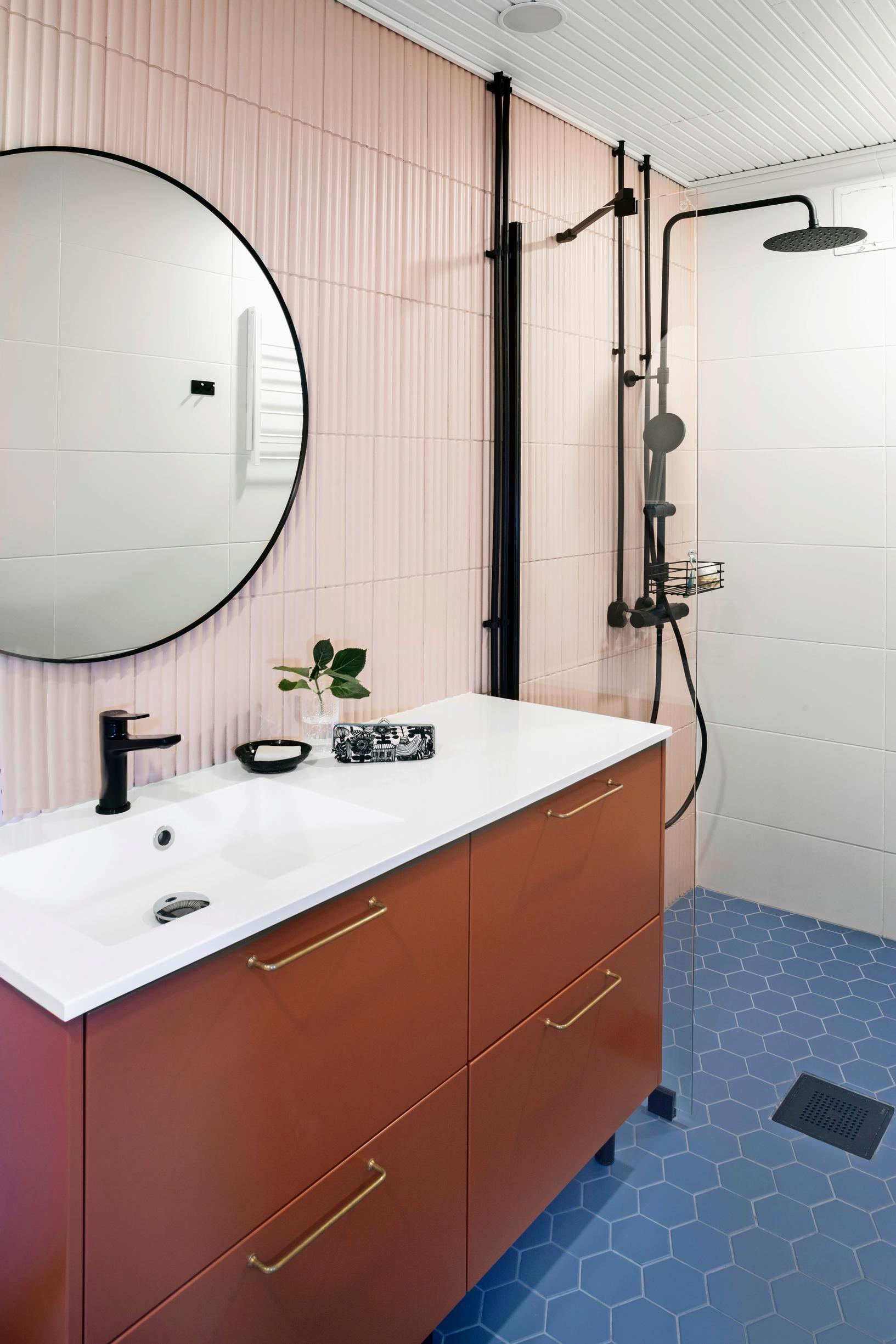 Blue floor in the bathroom