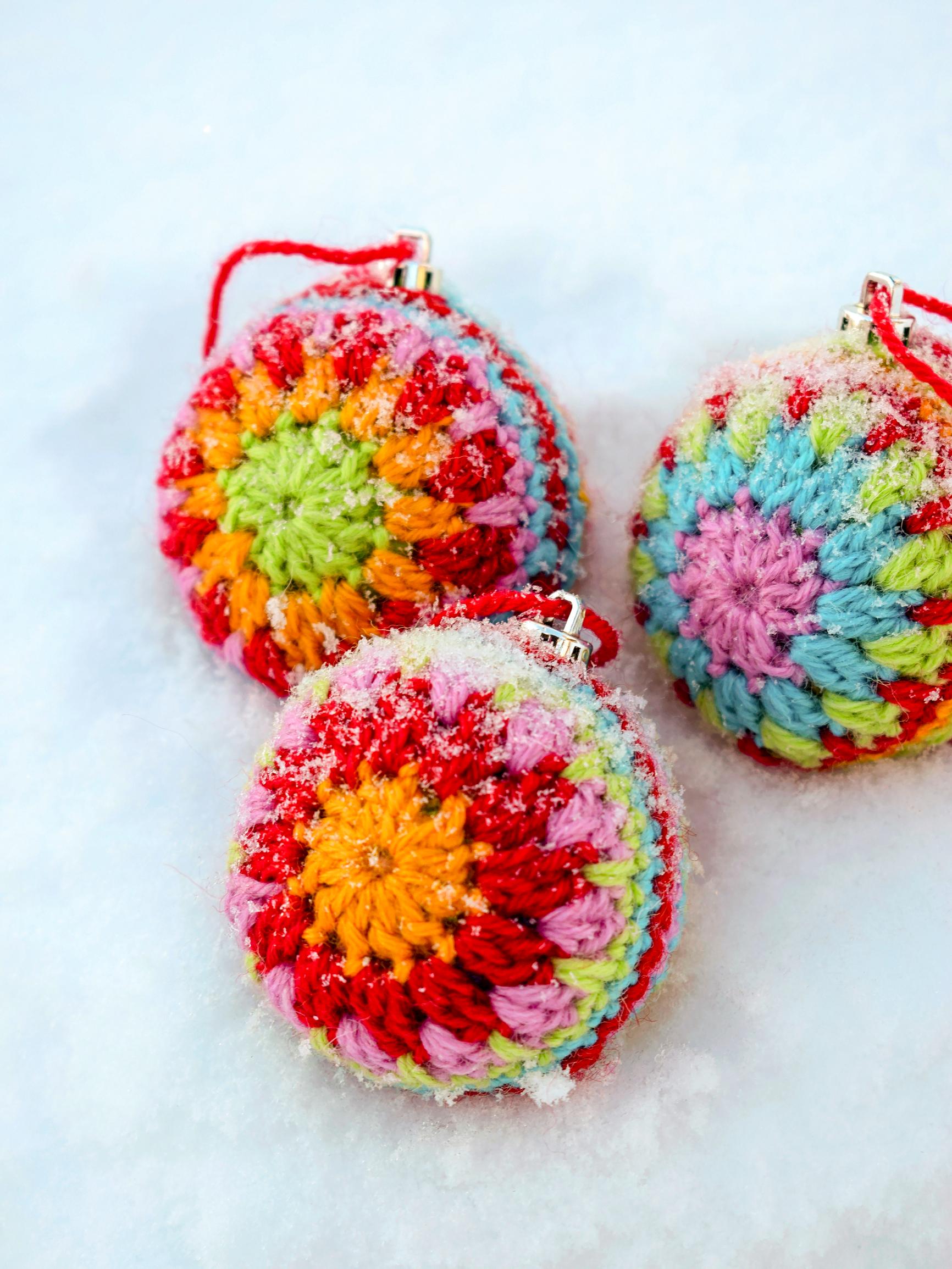 Turn scraps into baubles! Crochet a Christmas bauble around an old ornament in no time