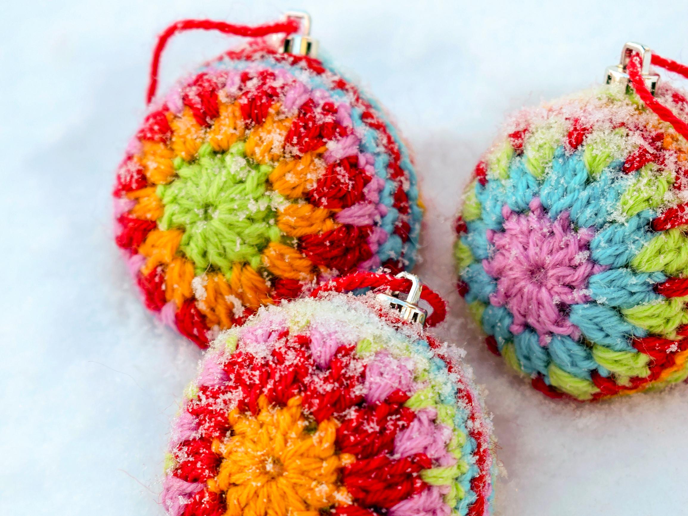 Turn scraps into baubles! Crochet a Christmas bauble around an old ornament in no time