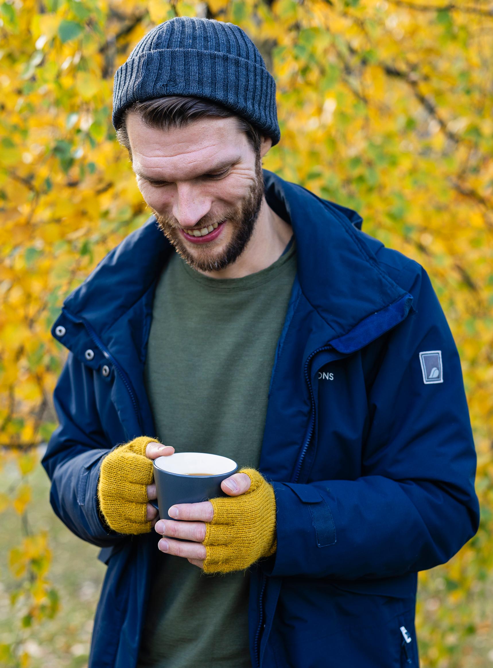 Men’s fingerless gloves on a model