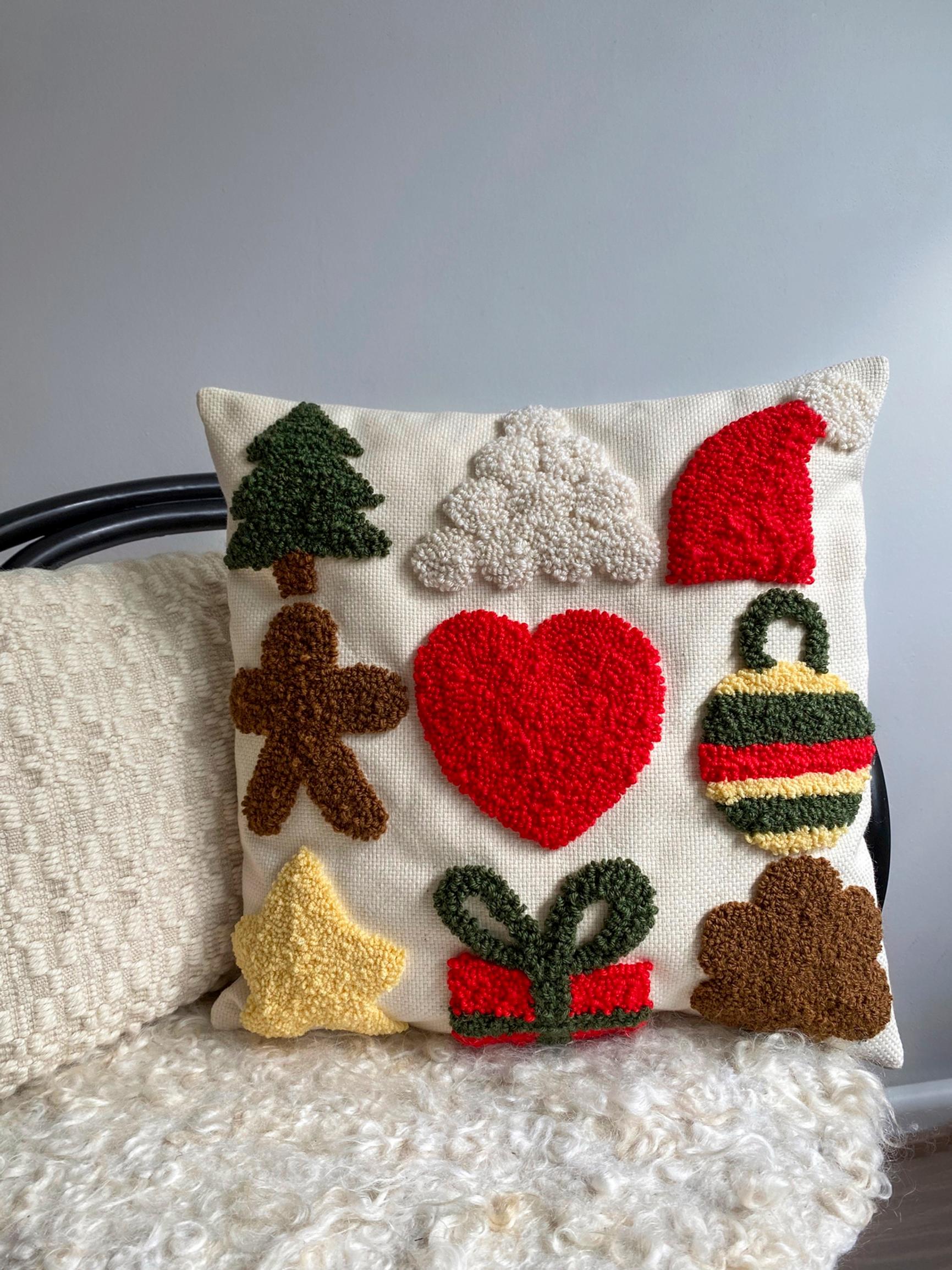 Snuggle-soft Christmas pillow: tuft the motifs the easy way