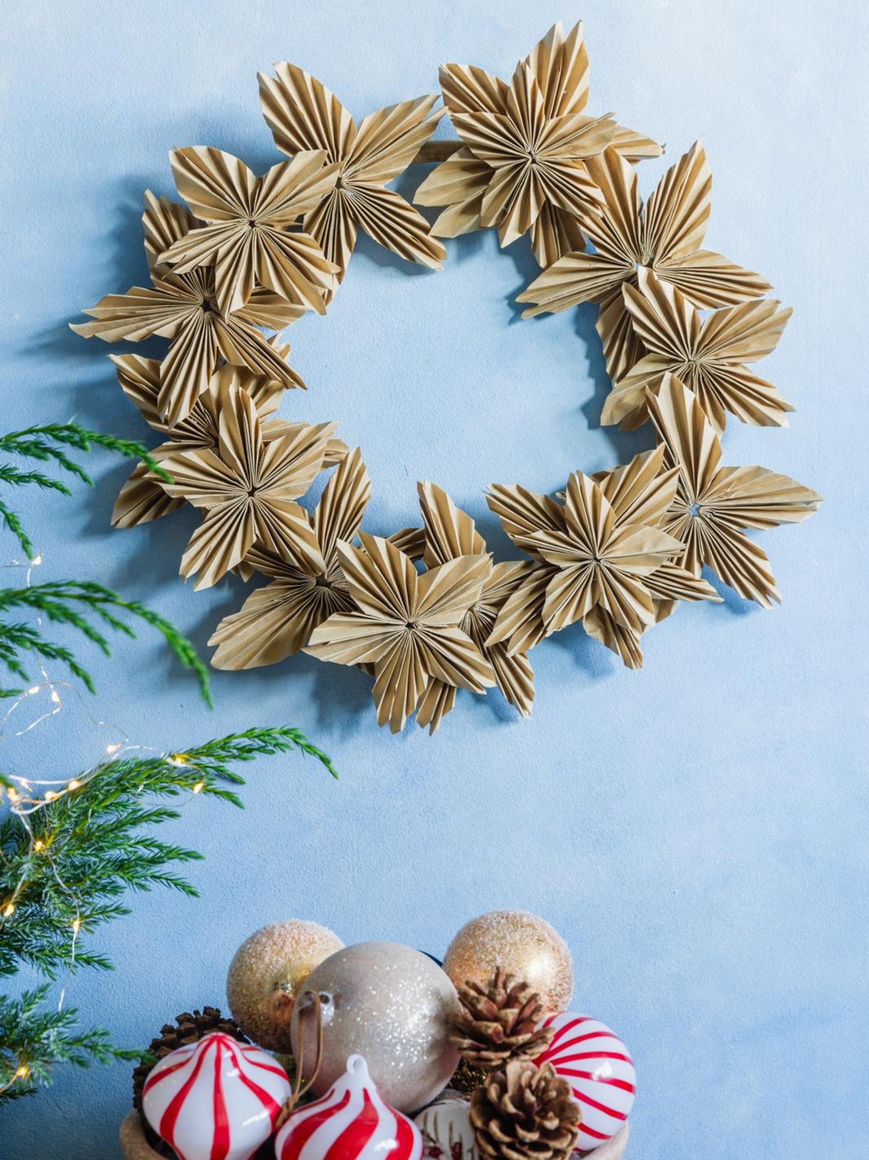 Coffee filter stars in minutes: make a wreath or use as Christmas tree decorations