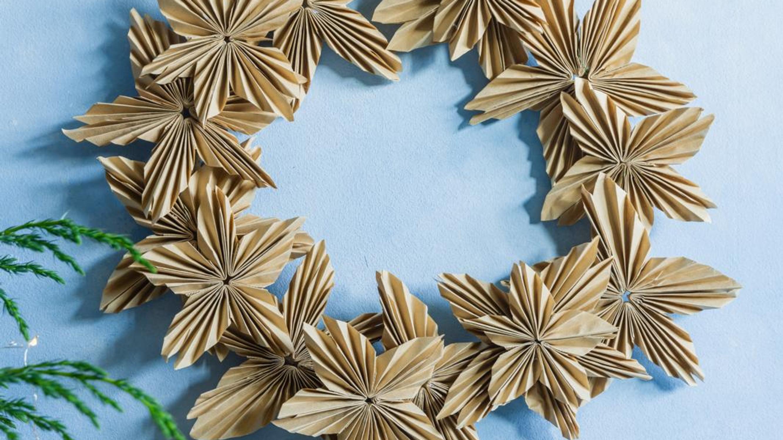 Coffee filter stars in minutes: make a wreath or use as Christmas tree decorations