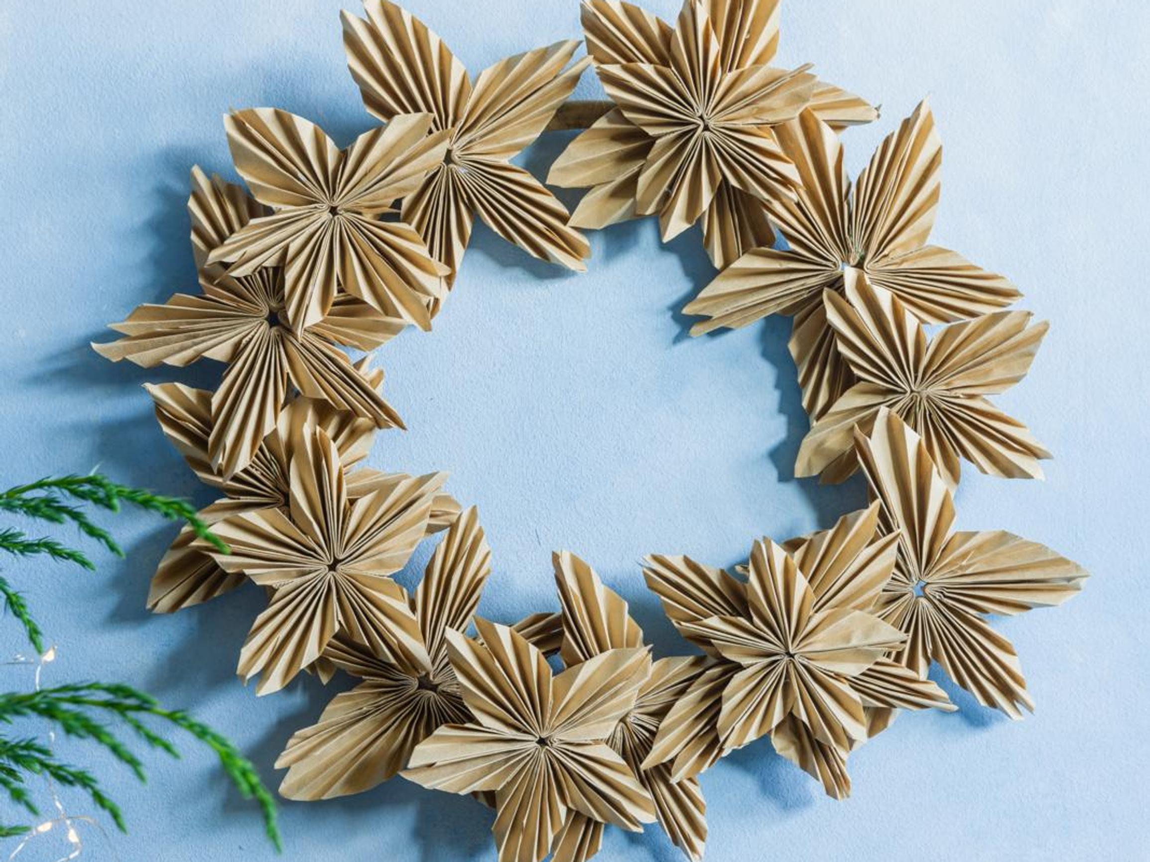 Coffee filter stars in minutes: make a wreath or use as Christmas tree decorations