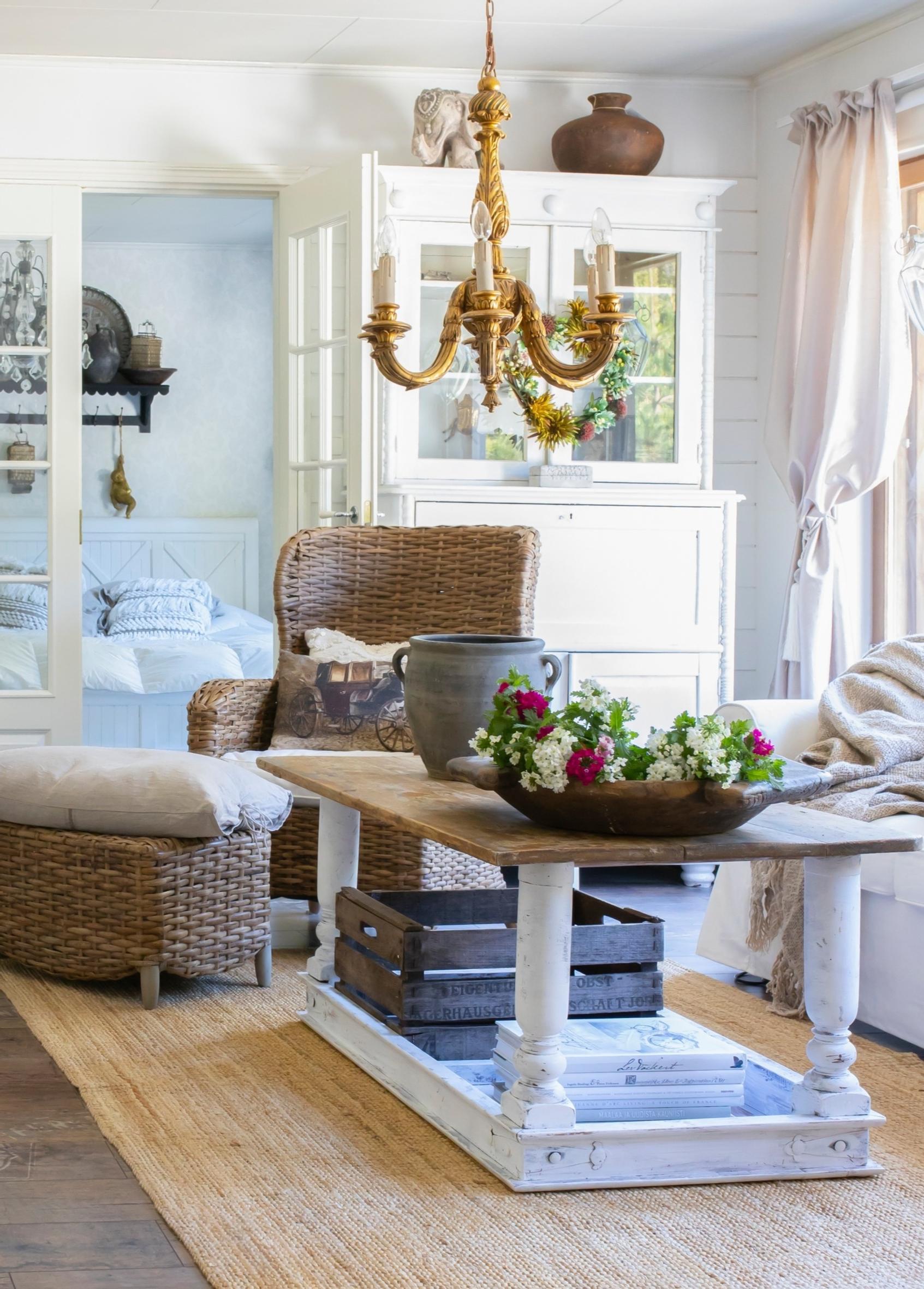 A coffee table with a lower shelf is built by combining two tables of the same size.