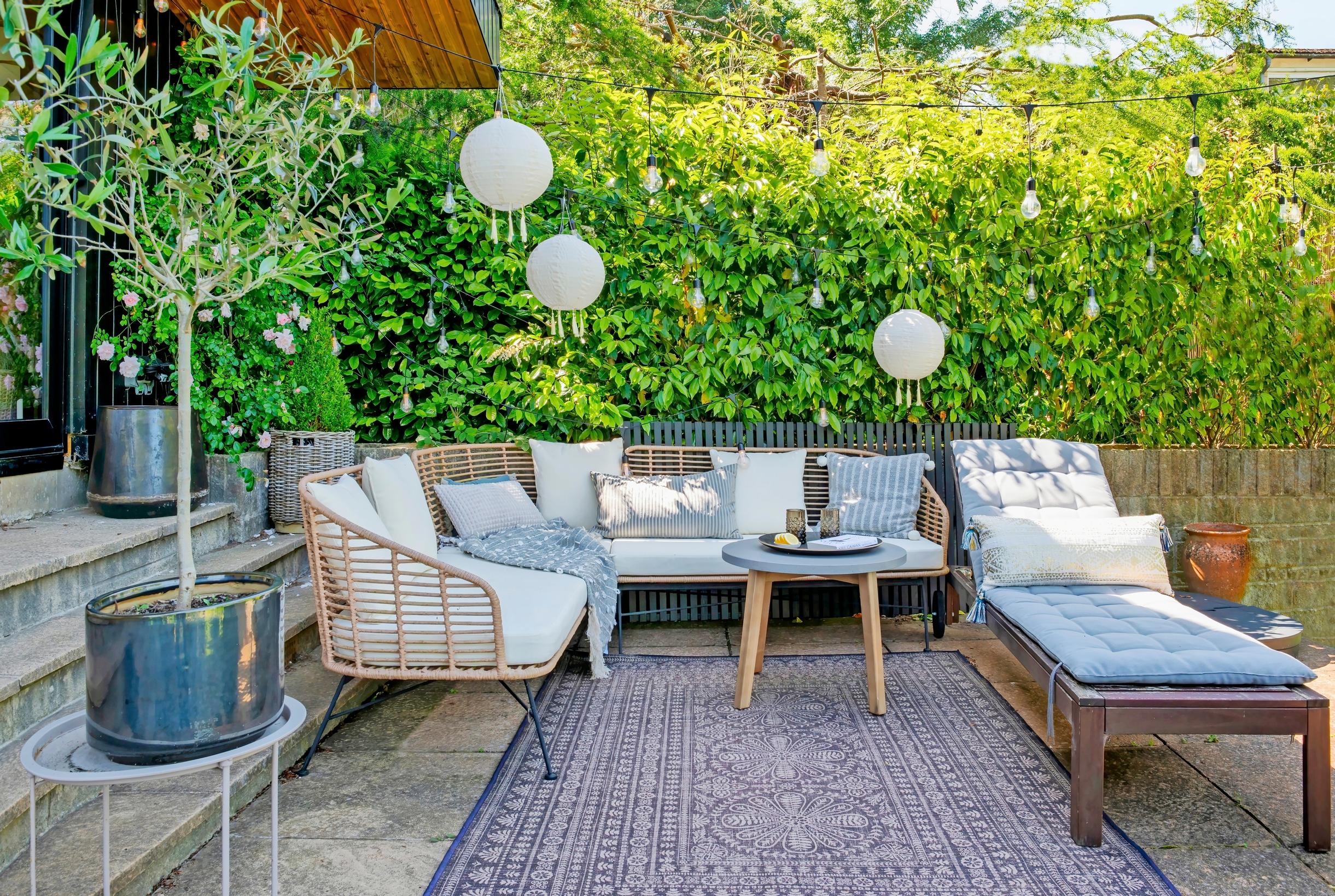A light, modern corner sofa and coffee table create a clear and structured outdoor seating area.