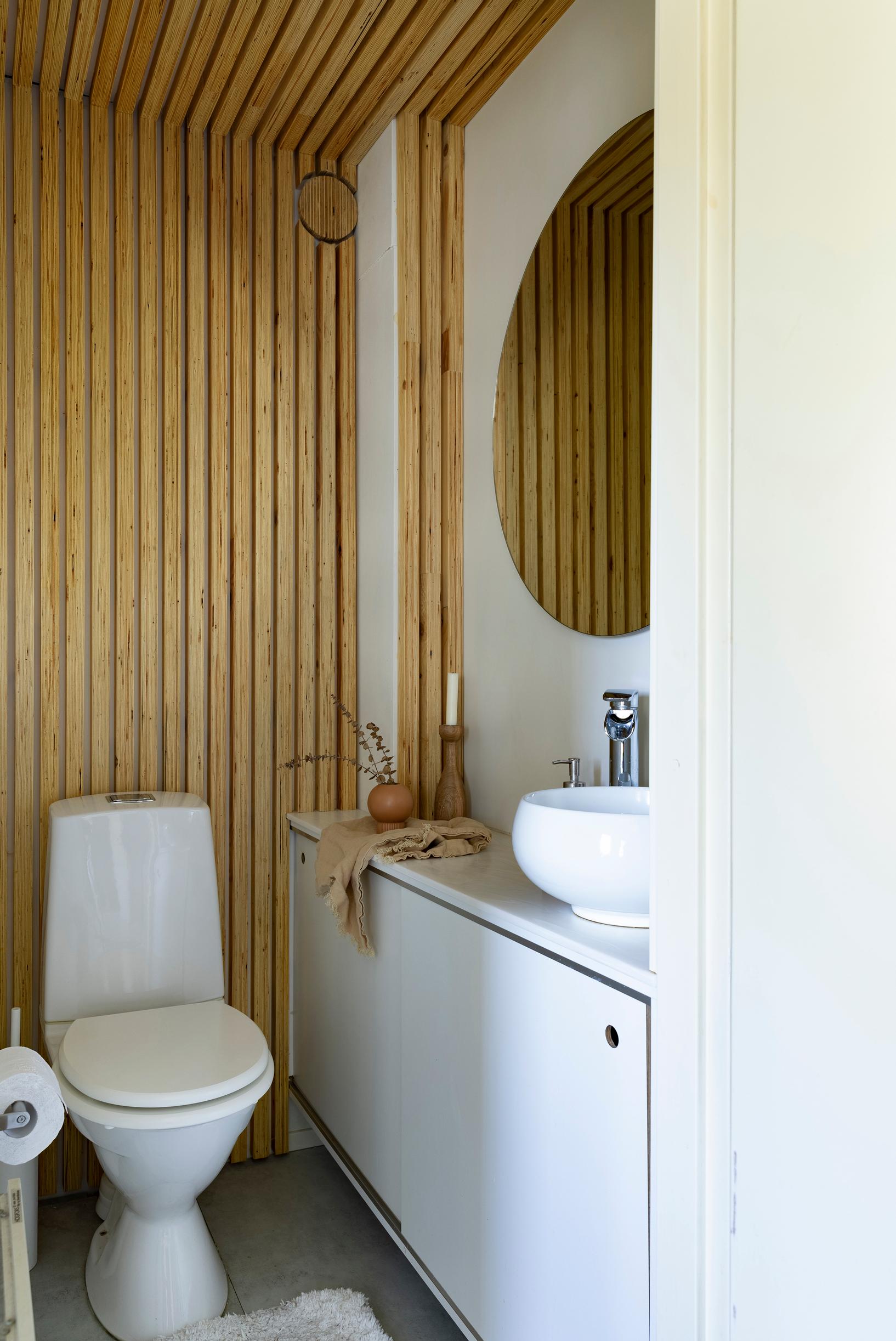 The completed slatted wall and ceiling in the bathroom