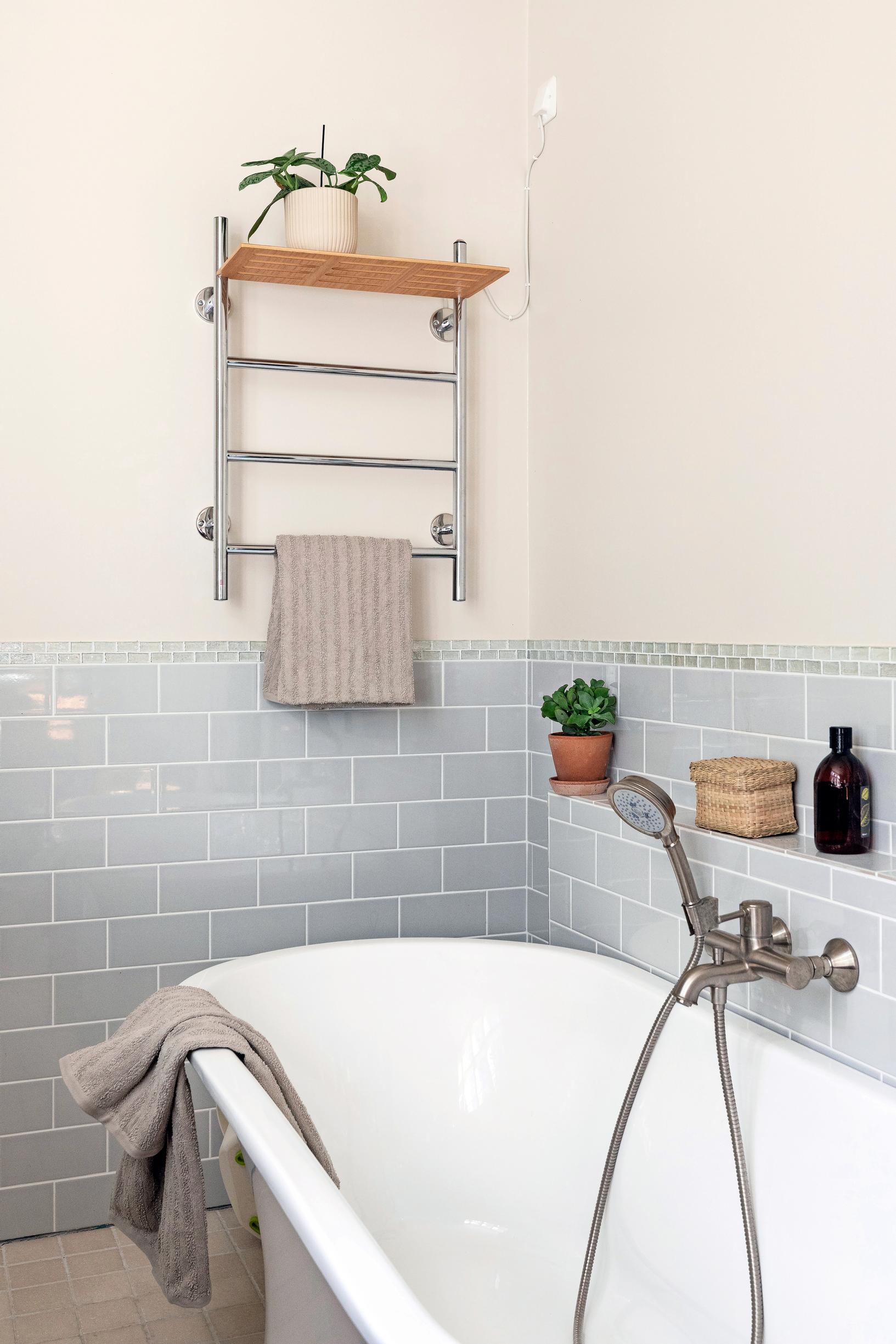 A bathtub in the bathroom