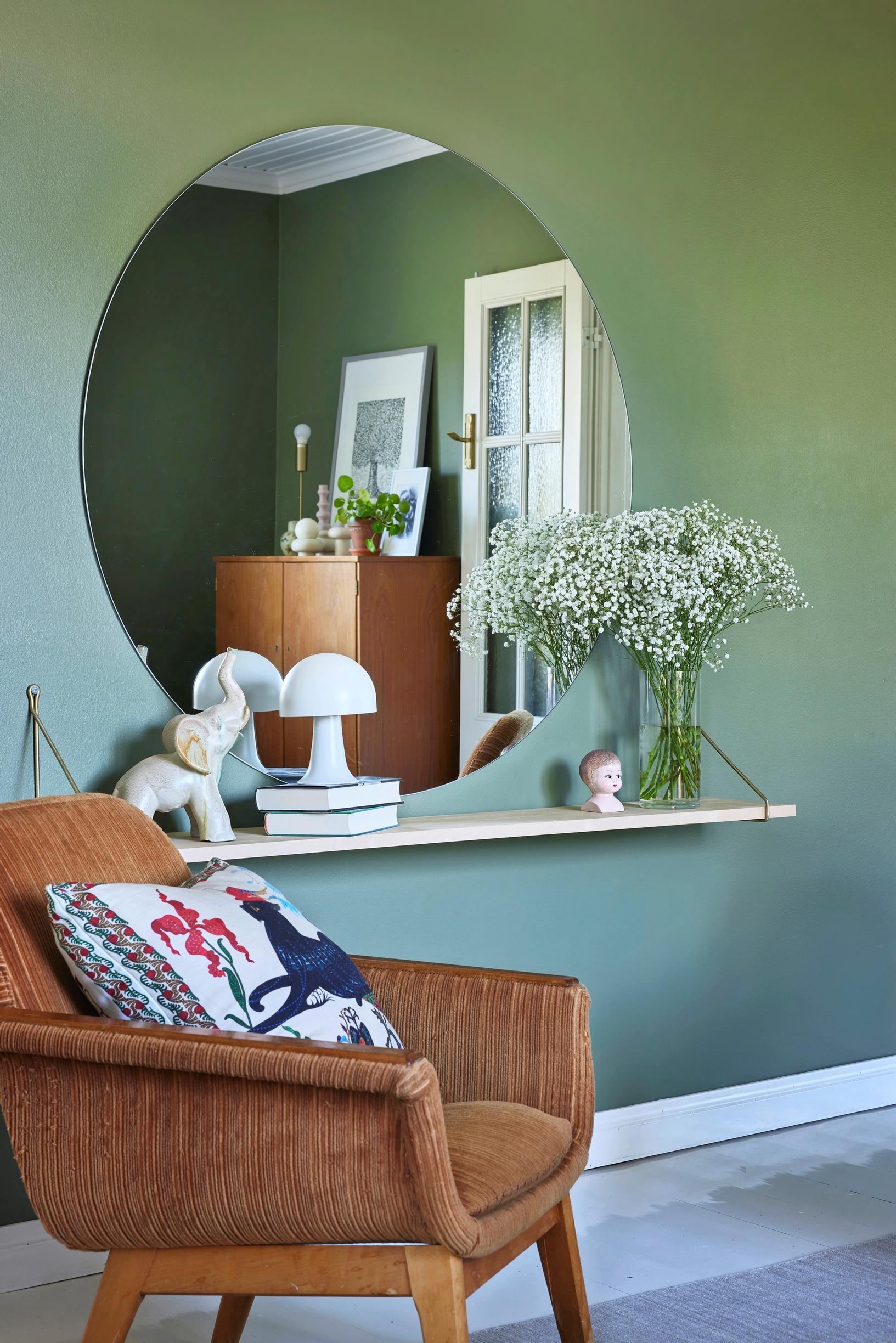 A round mirror in the living room