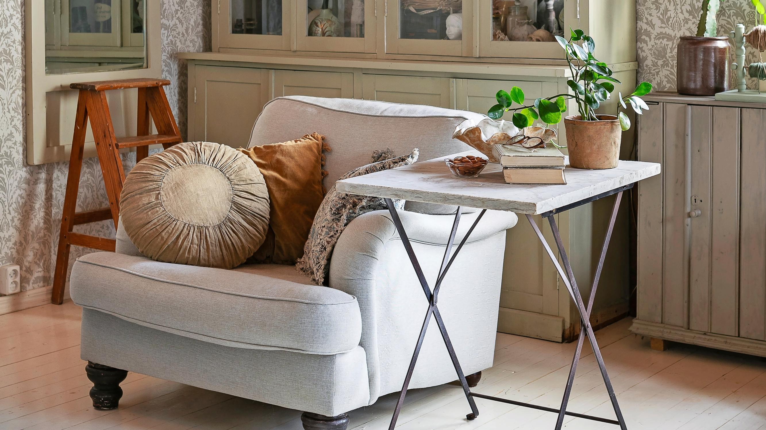 Get a Parisian bistro vibe: Blogger Katja Rinkinen transforms an Ikea table with a marble top