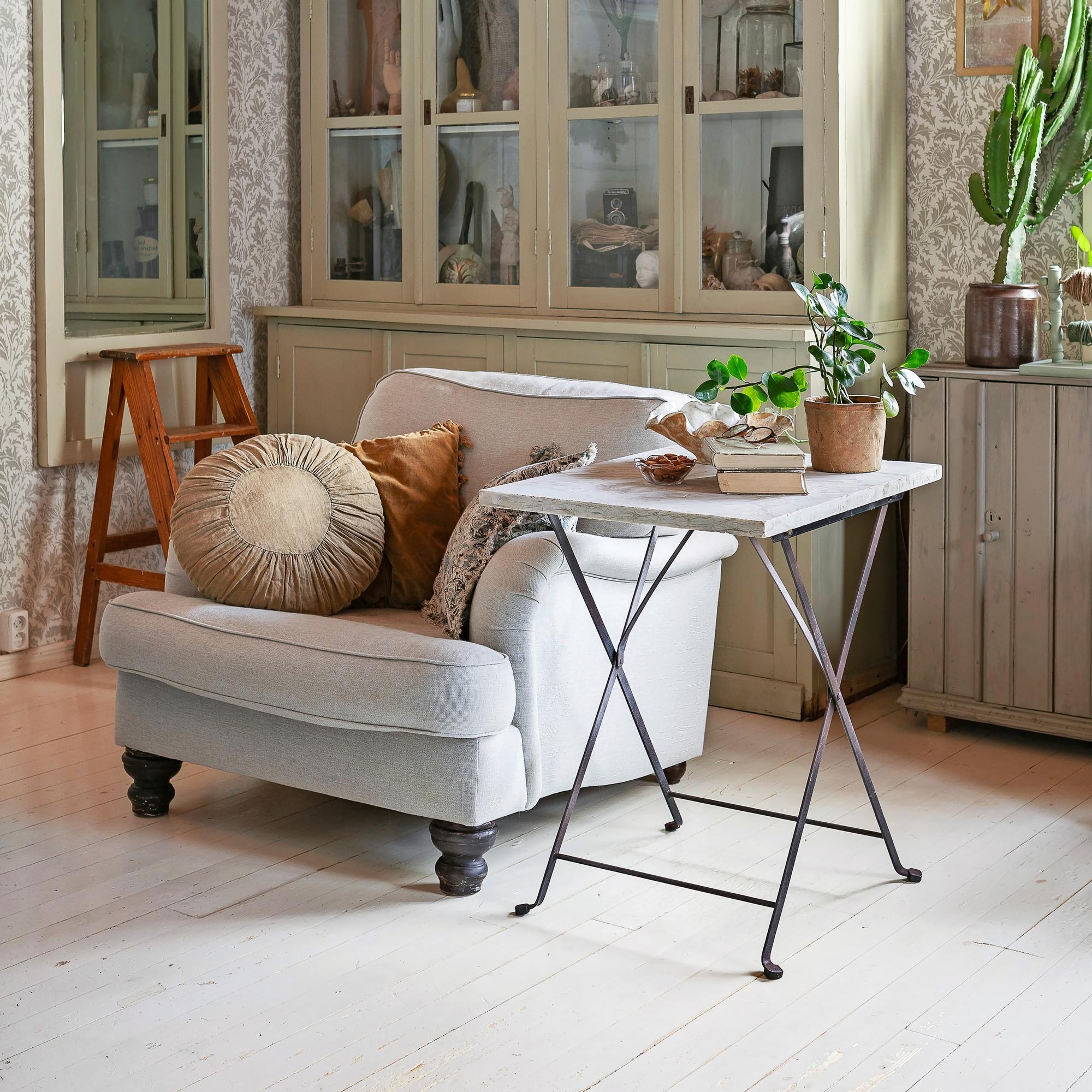 Get a Parisian bistro vibe: Blogger Katja Rinkinen transforms an Ikea table with a marble top