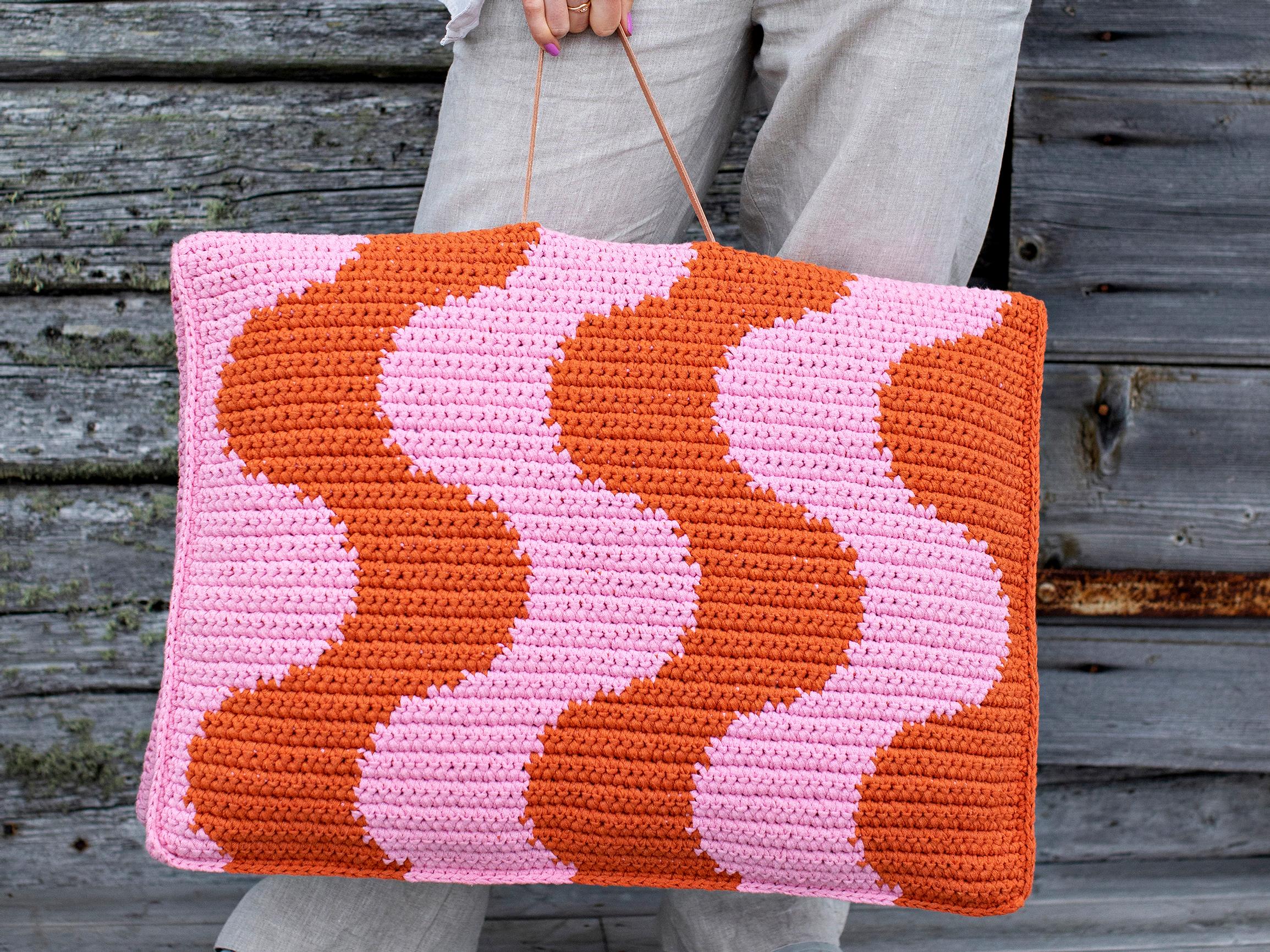 This crocheted foldable cushion is almost like a portable armchair! See pattern by Molla Mills