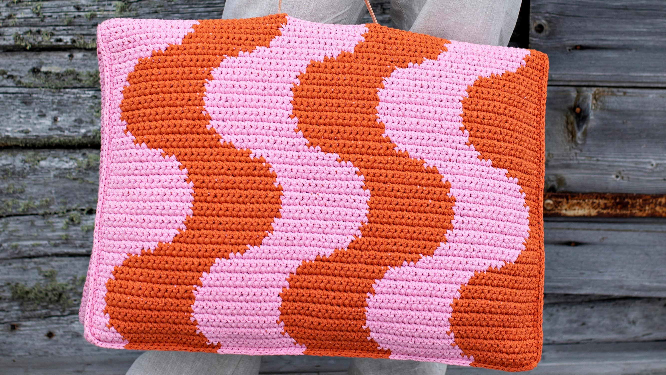 This crocheted foldable cushion is almost like a portable armchair! See pattern by Molla Mills