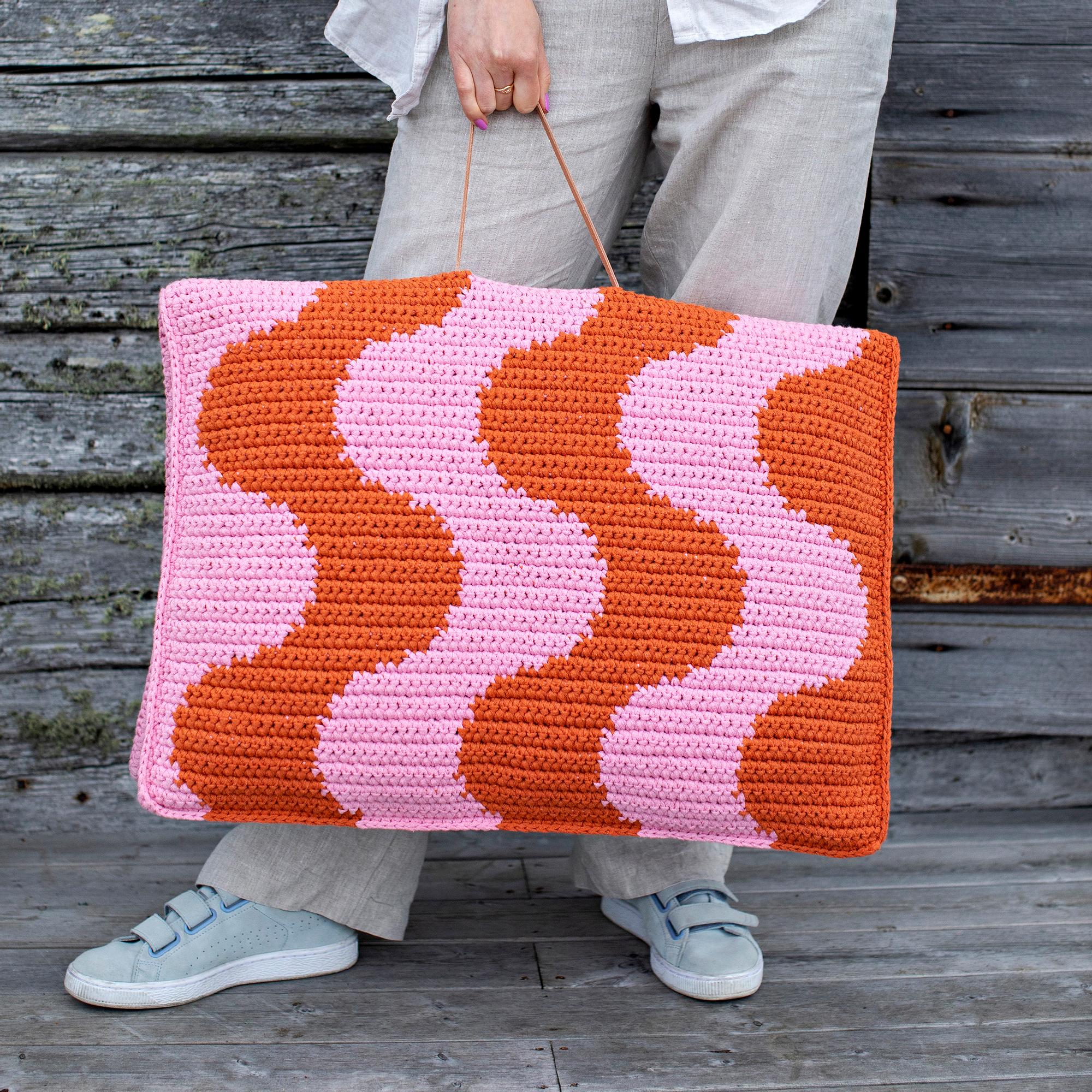 This crocheted foldable cushion is almost like a portable armchair! See pattern by Molla Mills