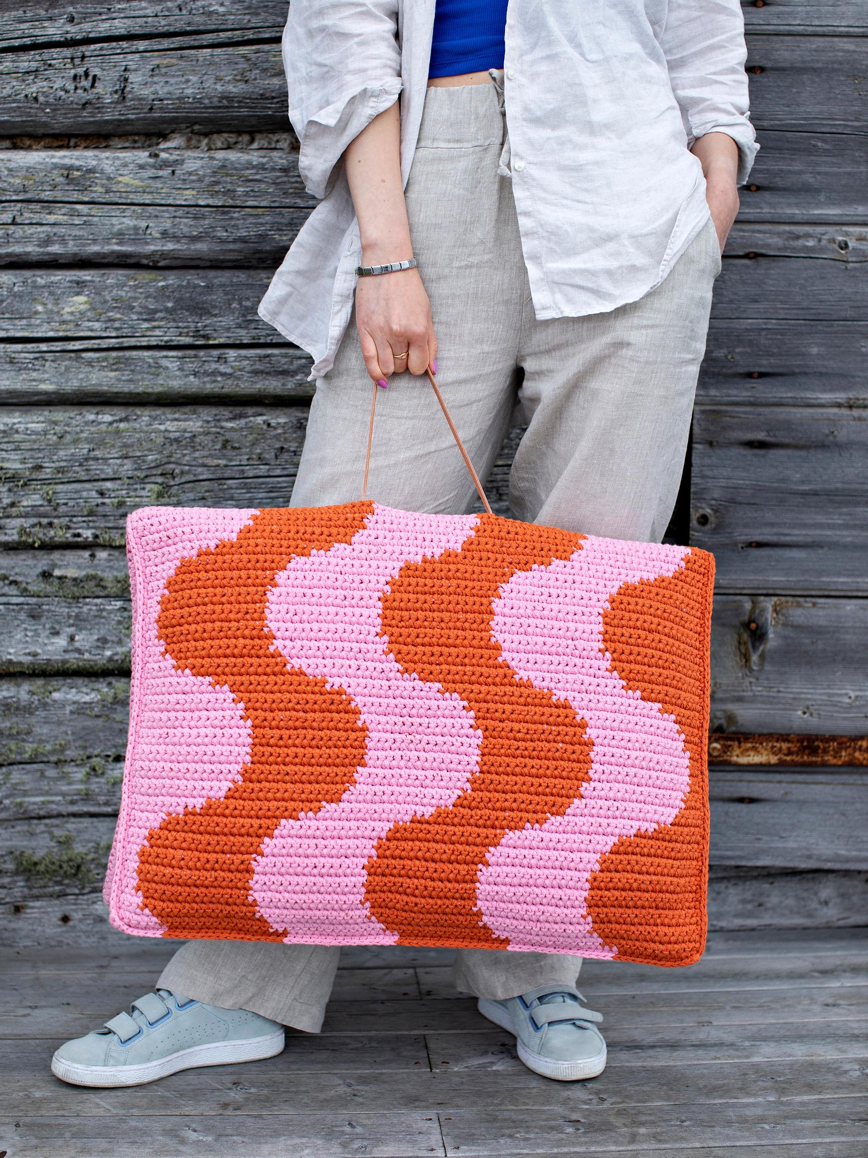 This crocheted foldable cushion is almost like a portable armchair! See pattern by Molla Mills