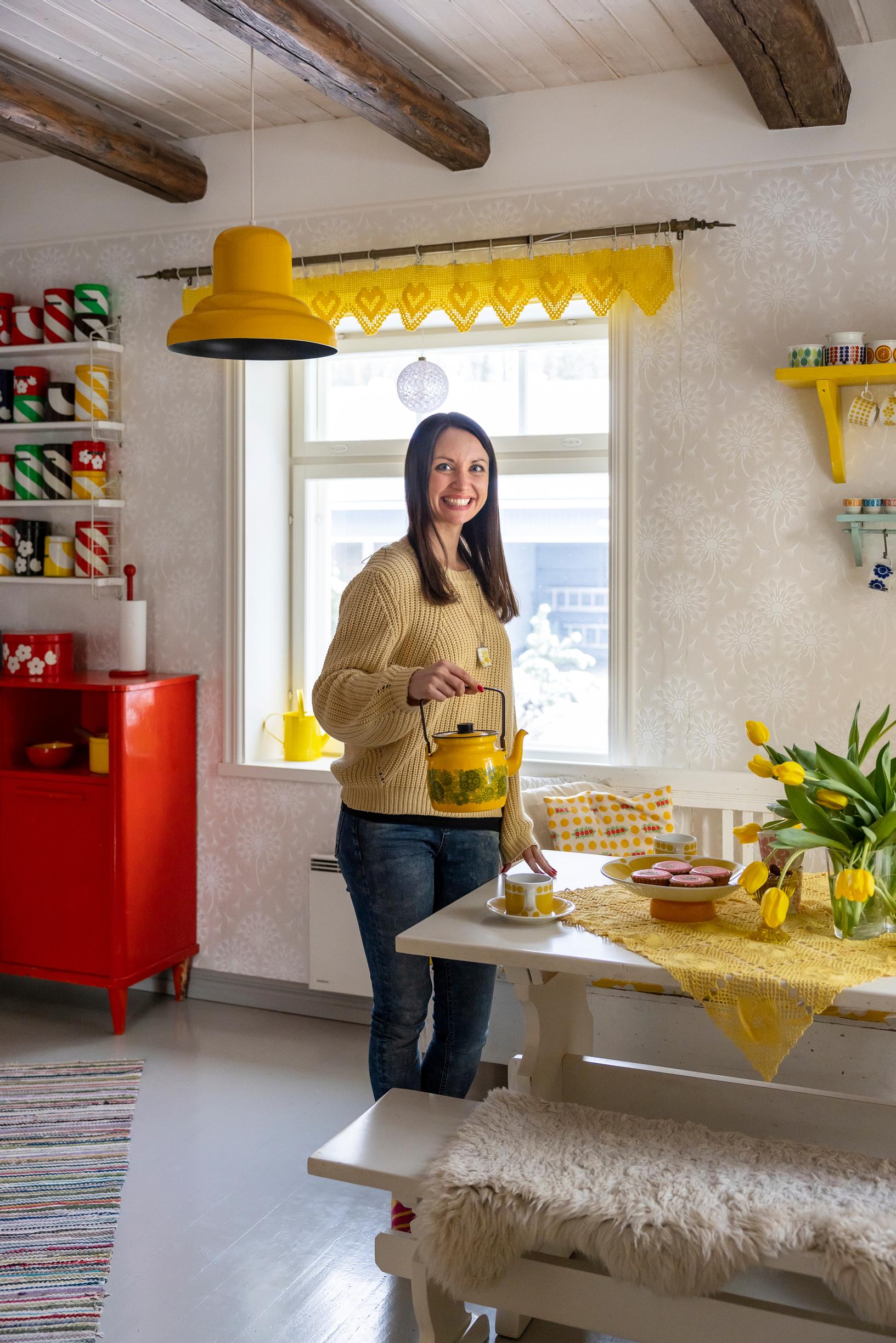 Elisa Luomaranta pouring coffee in her kitchen