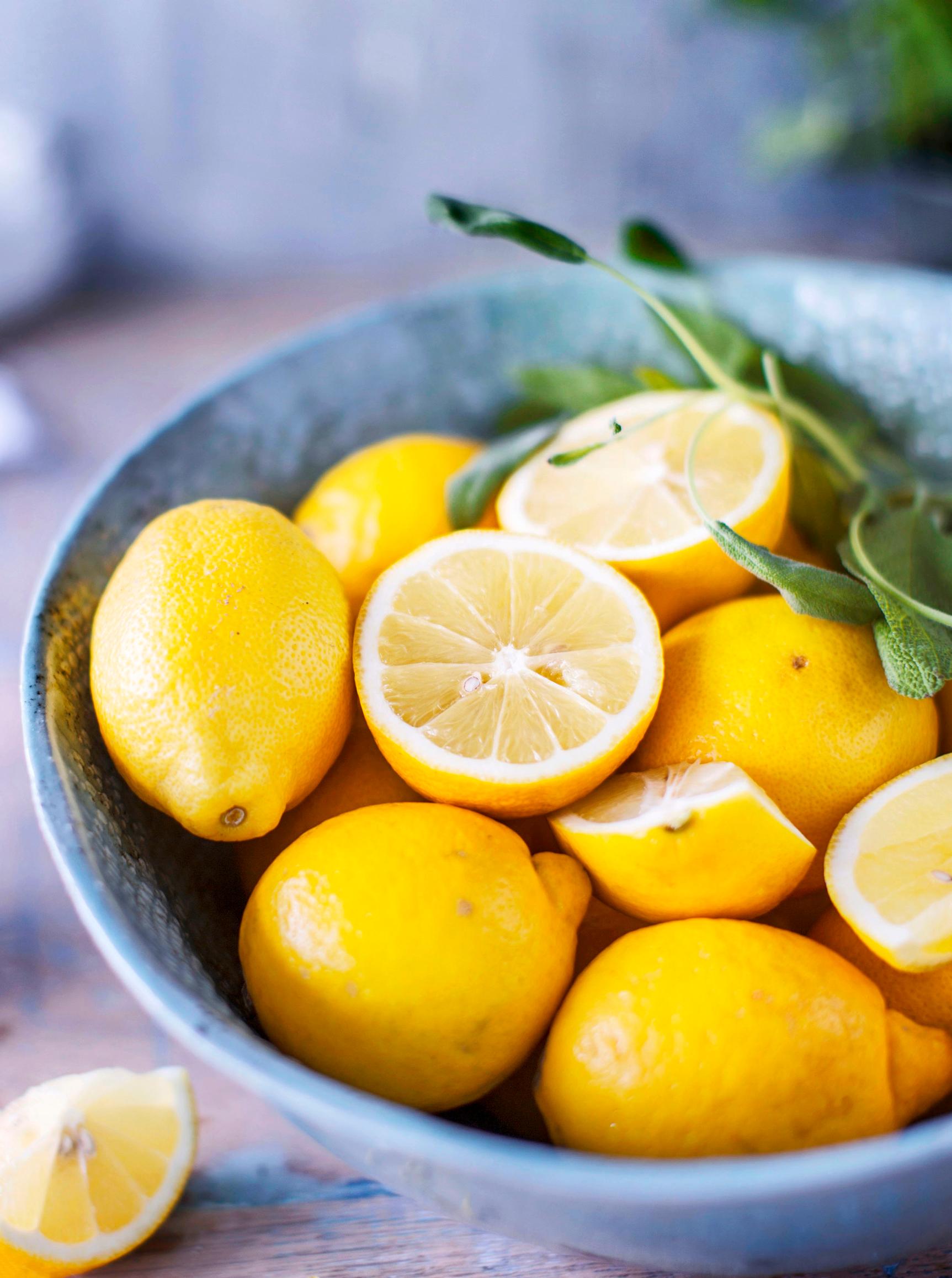 Using lemon to clean the oven