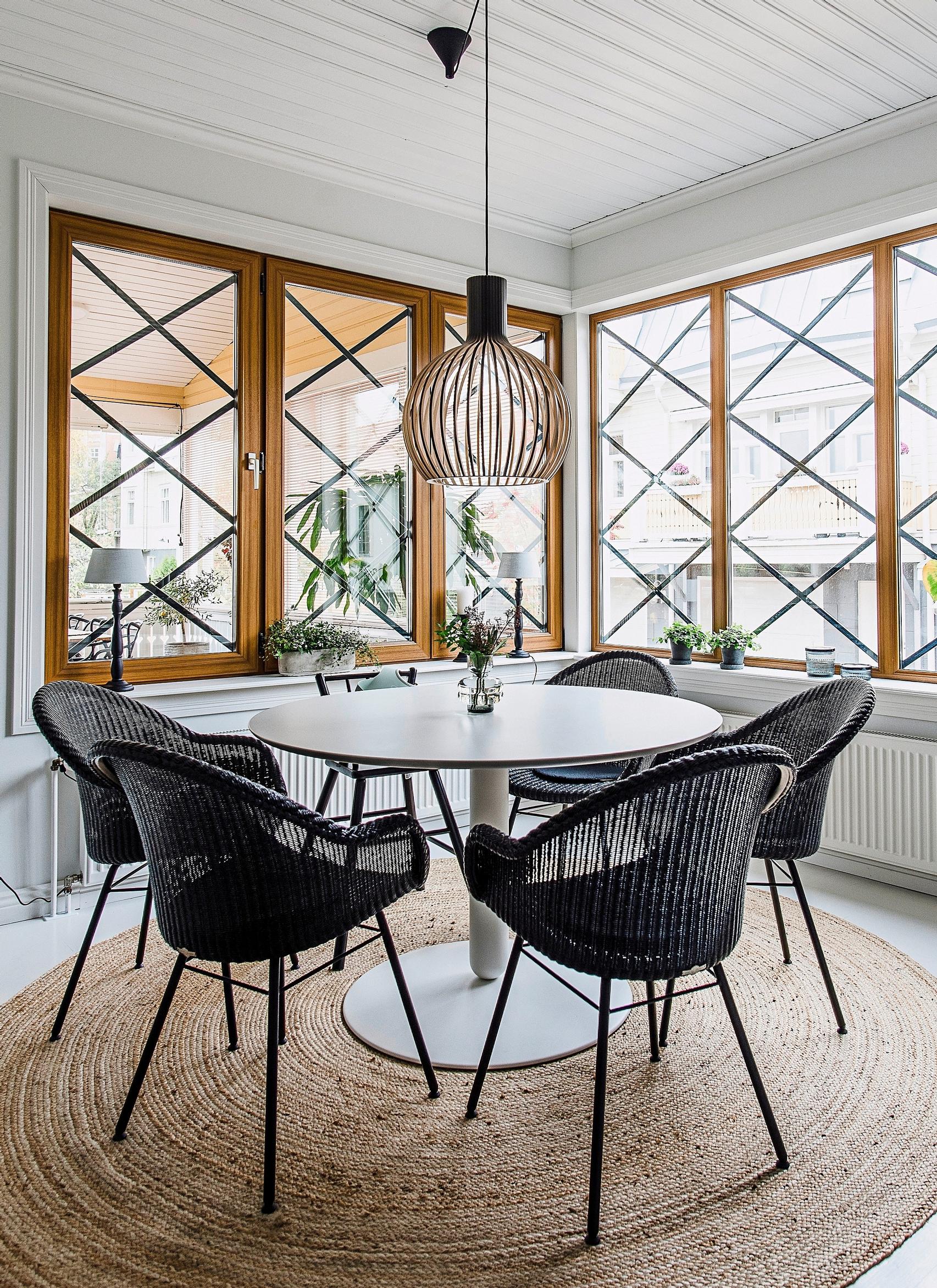 Round rug under round table