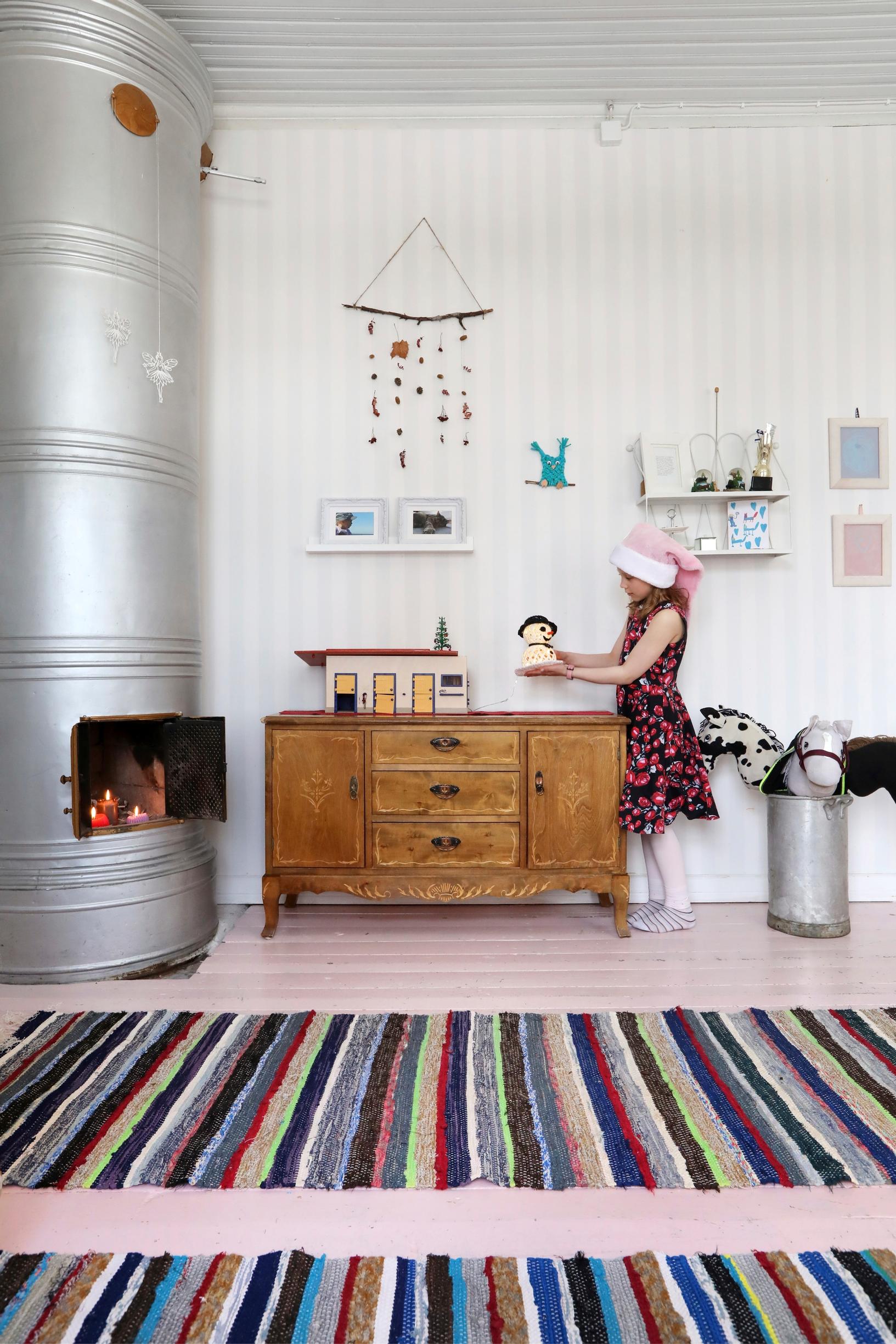 A children’s room with a pink floor