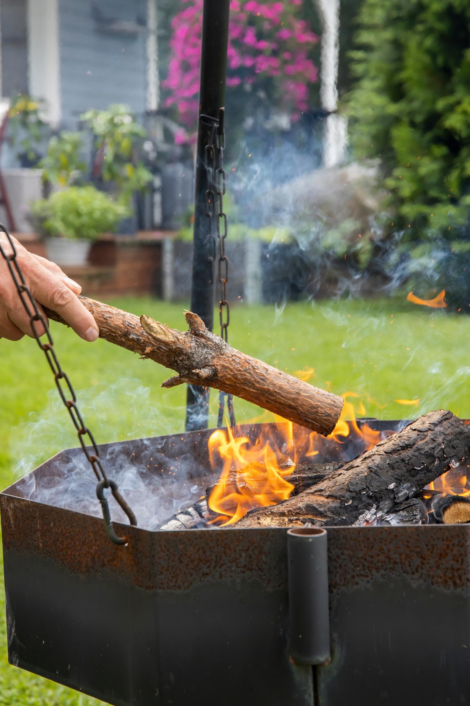 Hanging outdoor fire pit