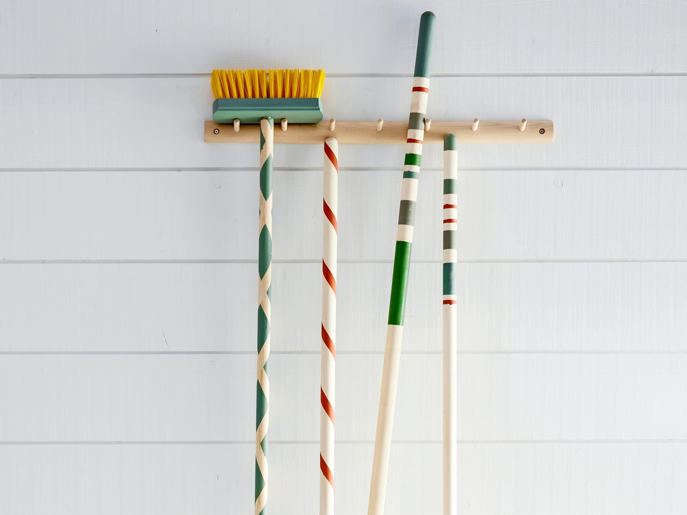 Street broom makeover with playful painted stripes: super easy tutorial