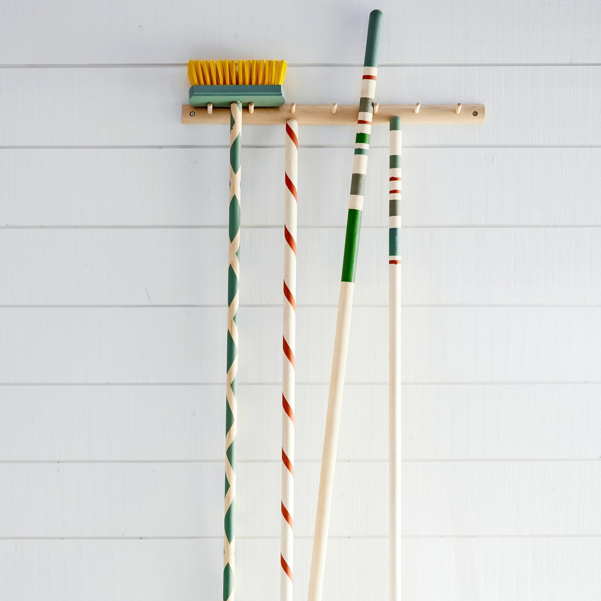 Street broom makeover with playful painted stripes: super easy tutorial