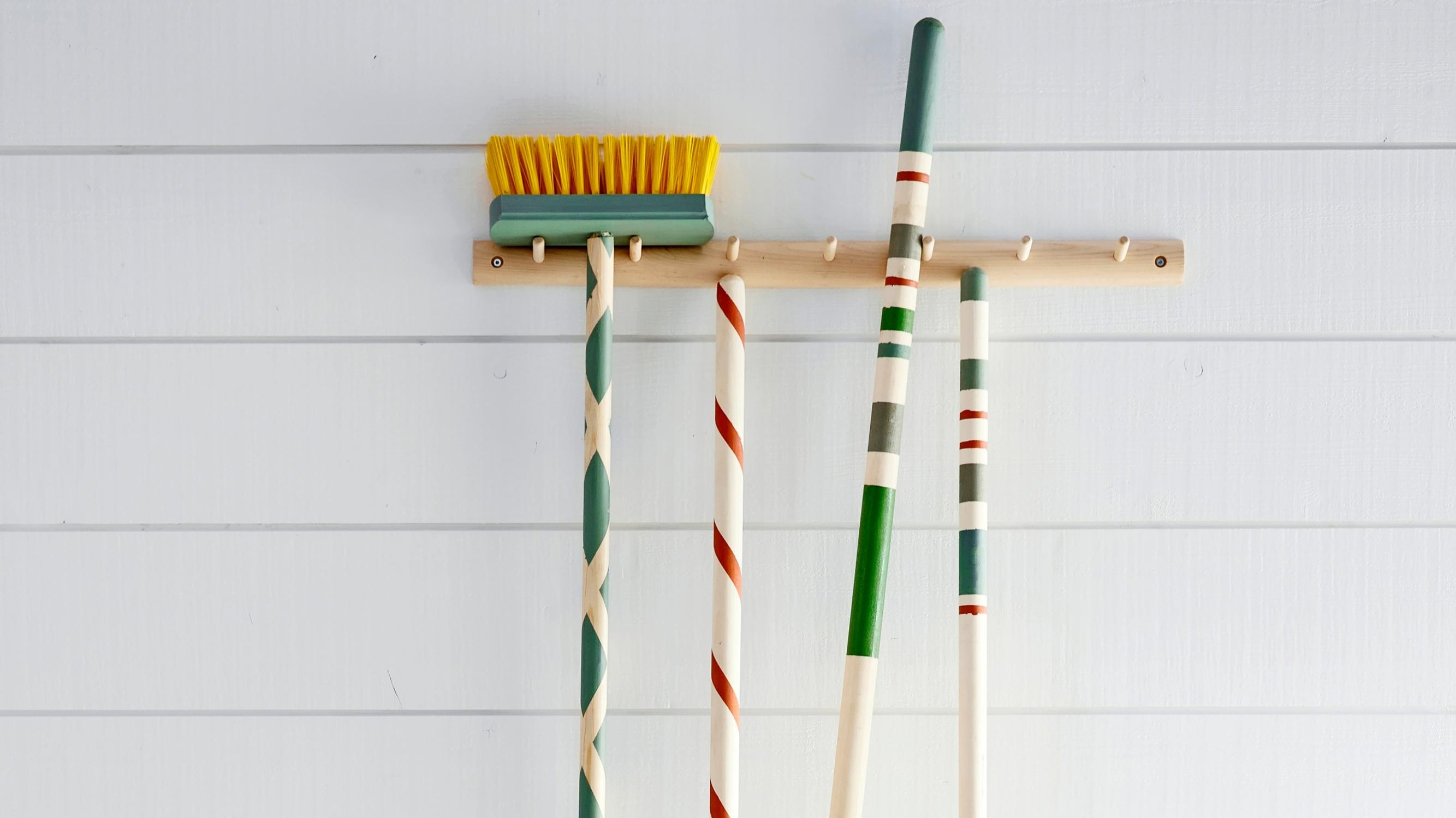 Street broom makeover with playful painted stripes: super easy tutorial