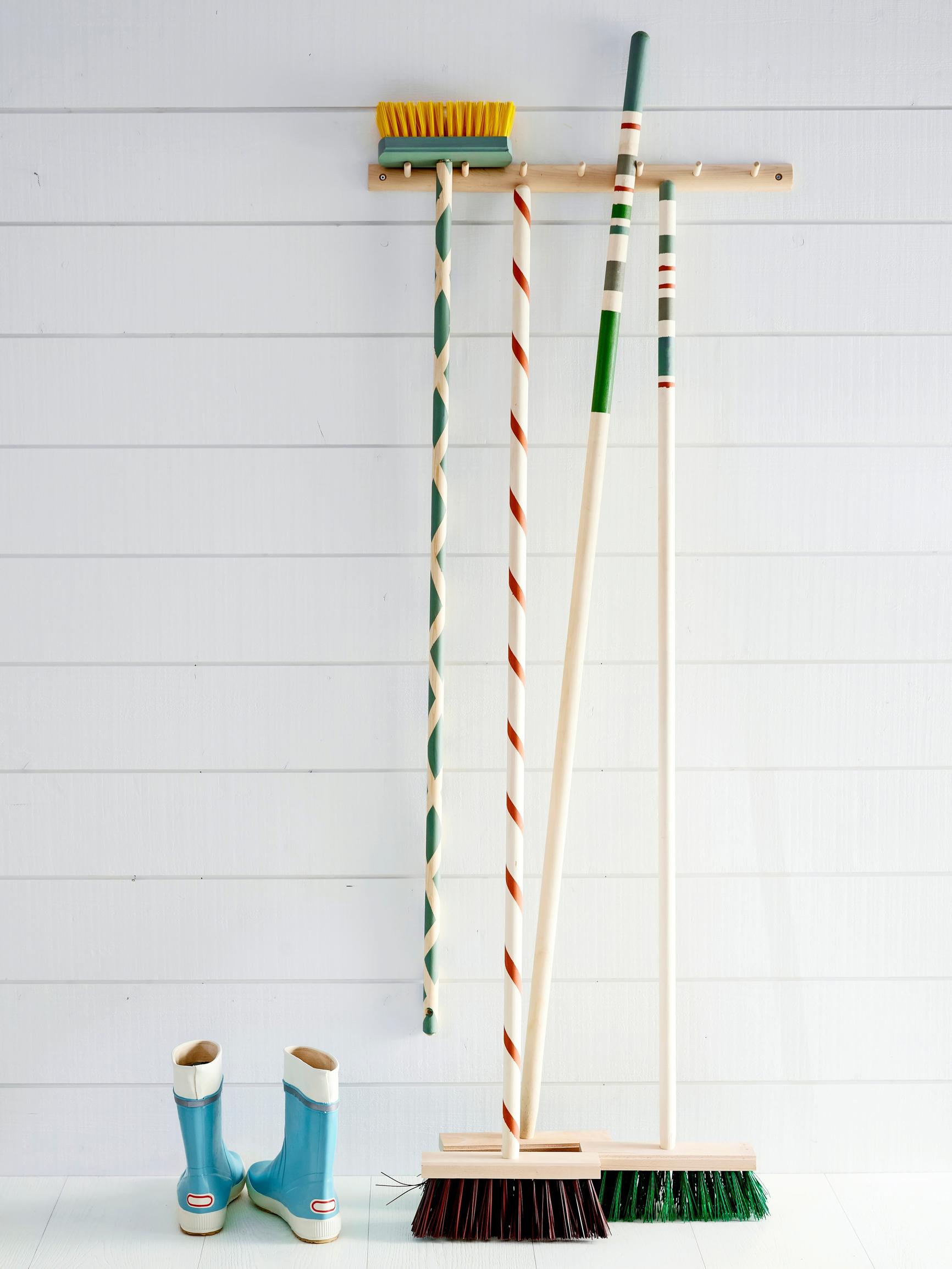 Street broom makeover with playful painted stripes: super easy tutorial