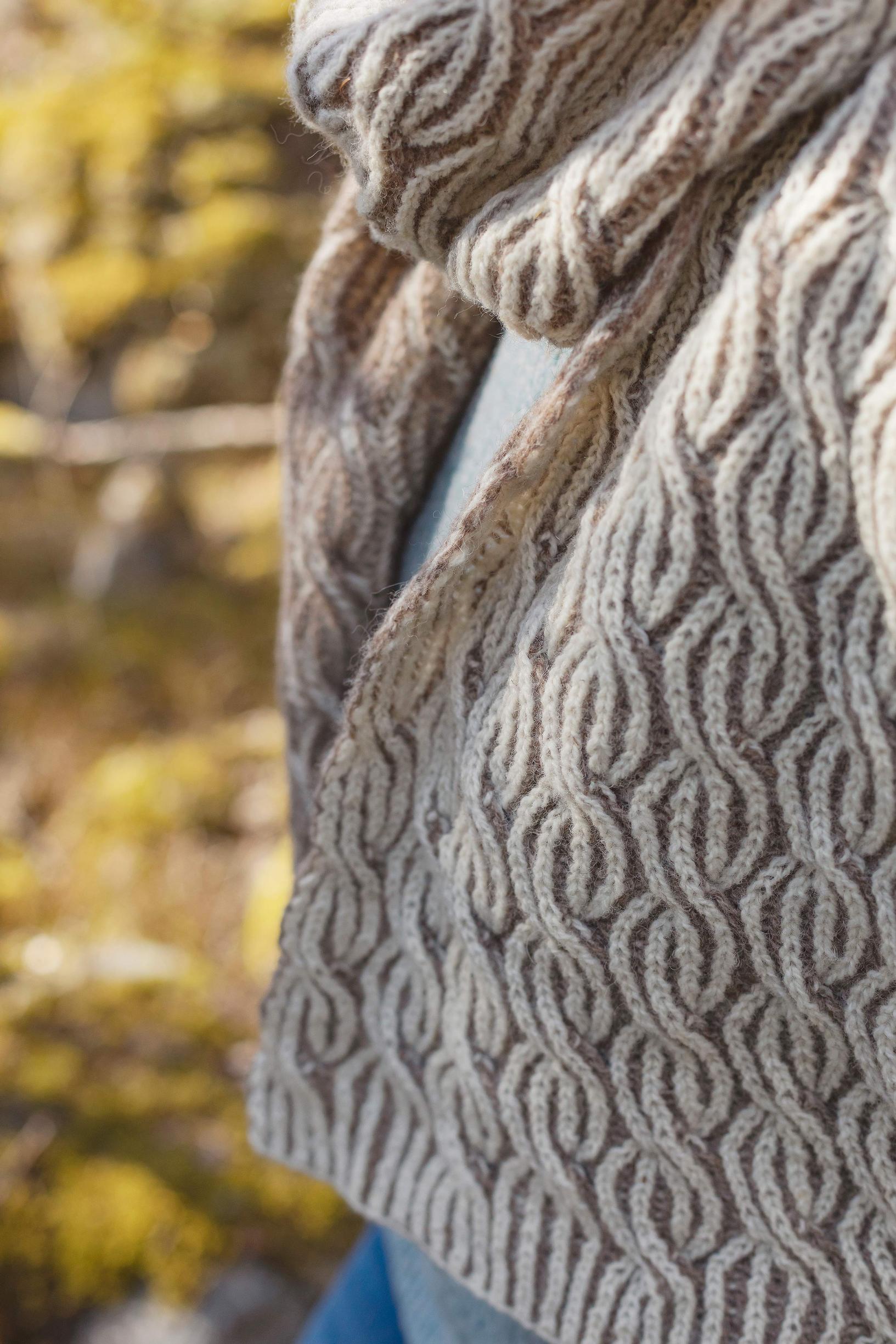 Surface of the two-color brioche scarf