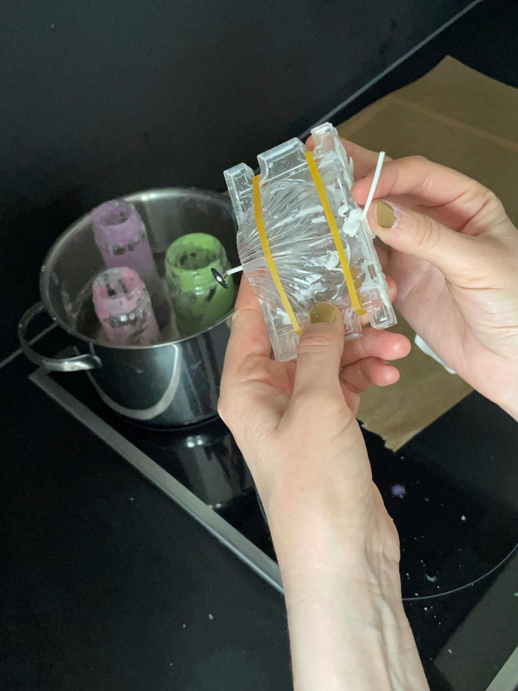 Closing the candle mold