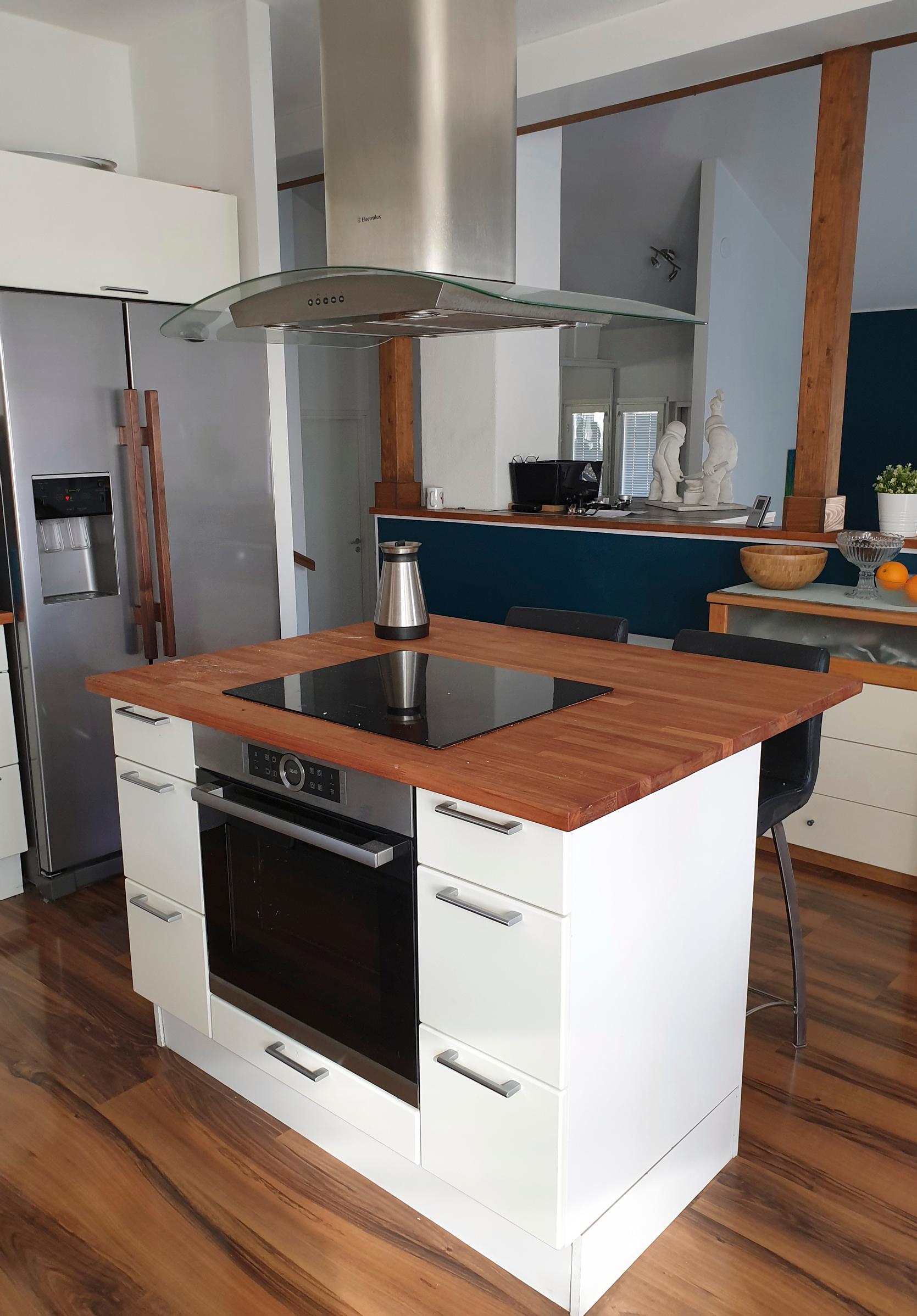 Range hood above the island
