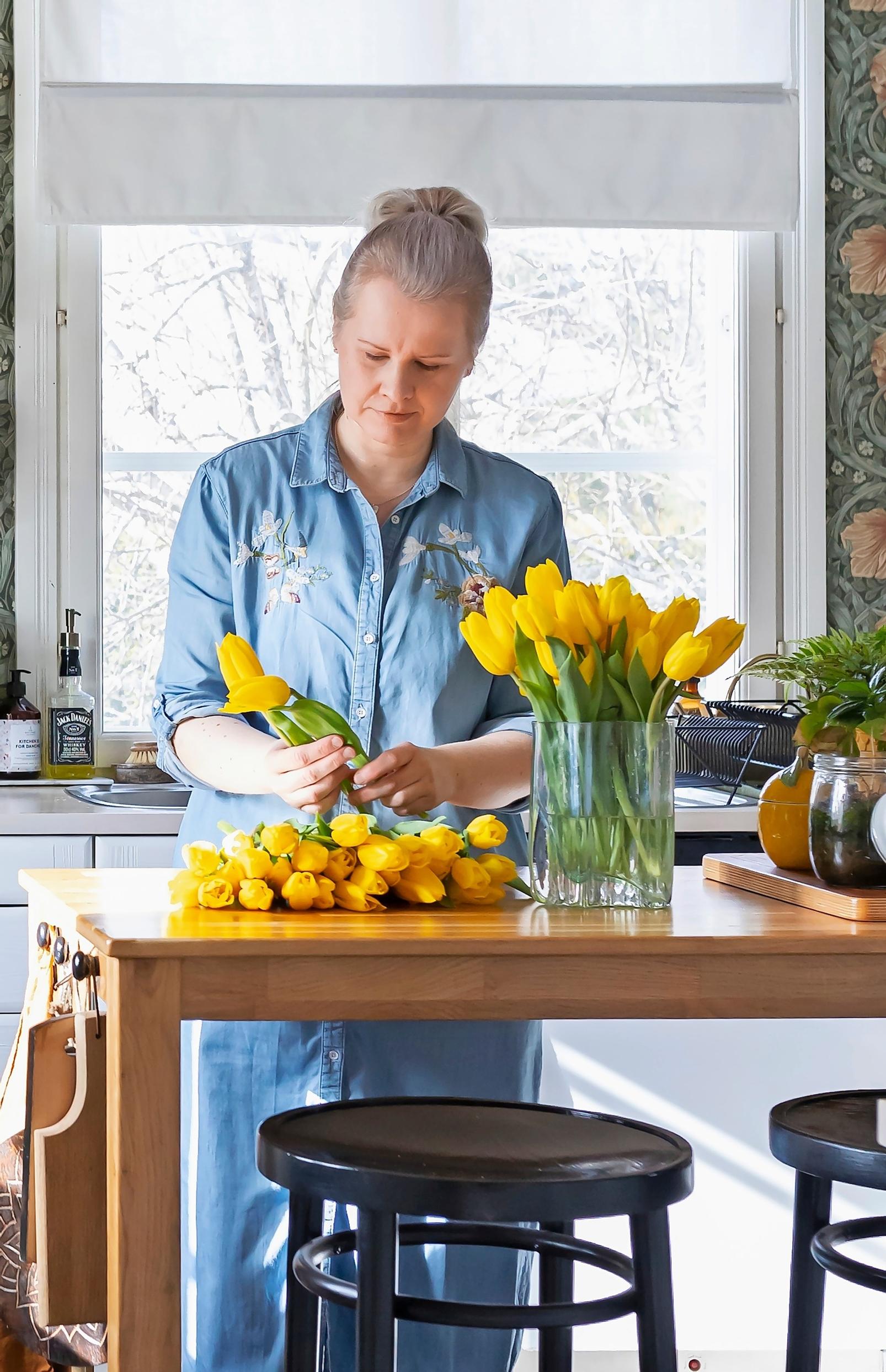 Kirsi Välimaa arranging yellow tulips