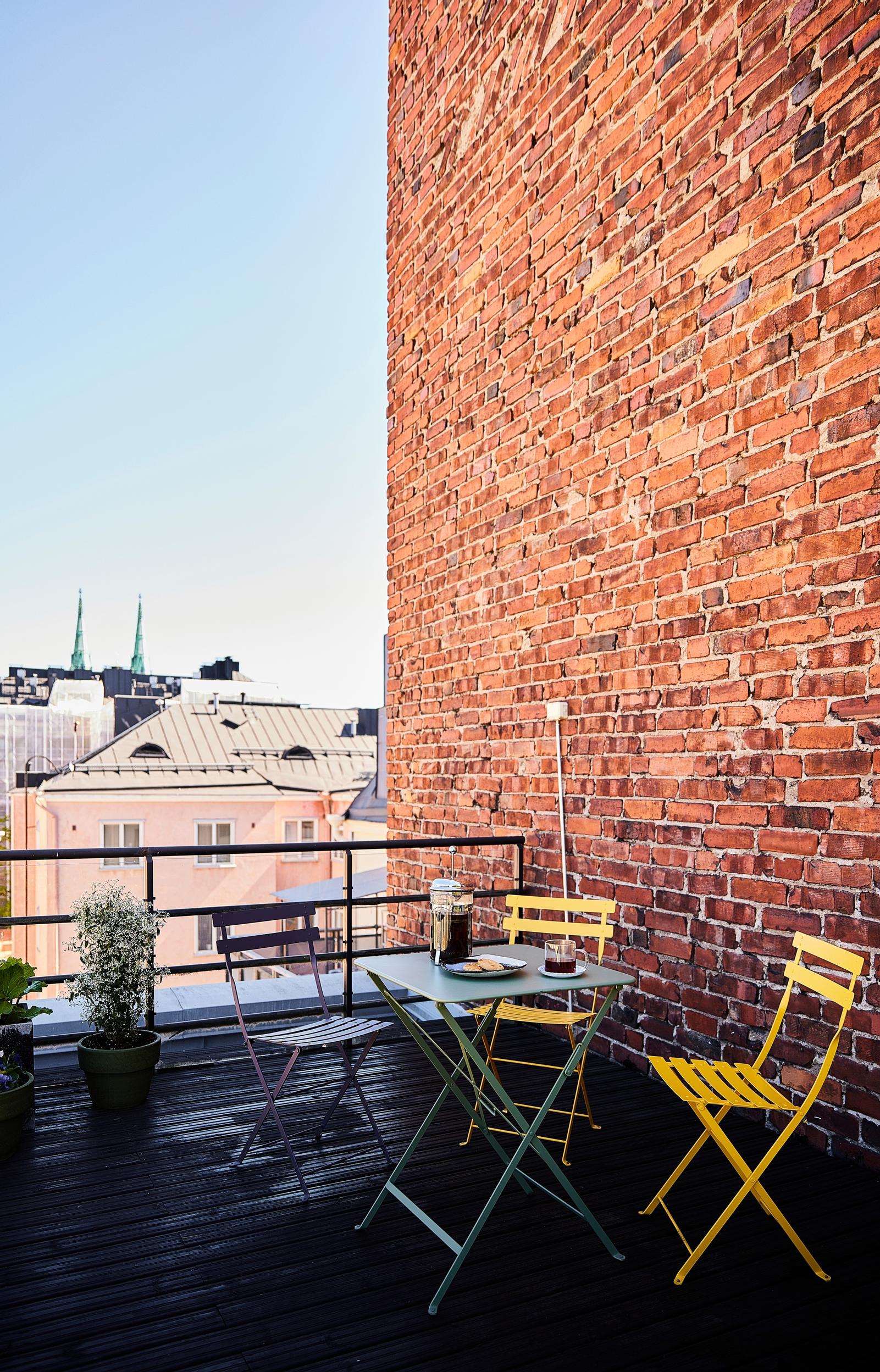The rooftop terrace has a rugged look thanks to the brick wall.