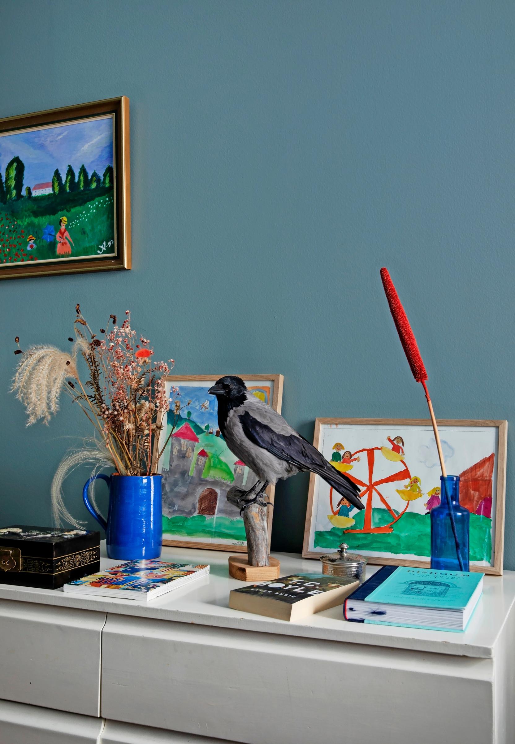 Image of a taxidermied crow.