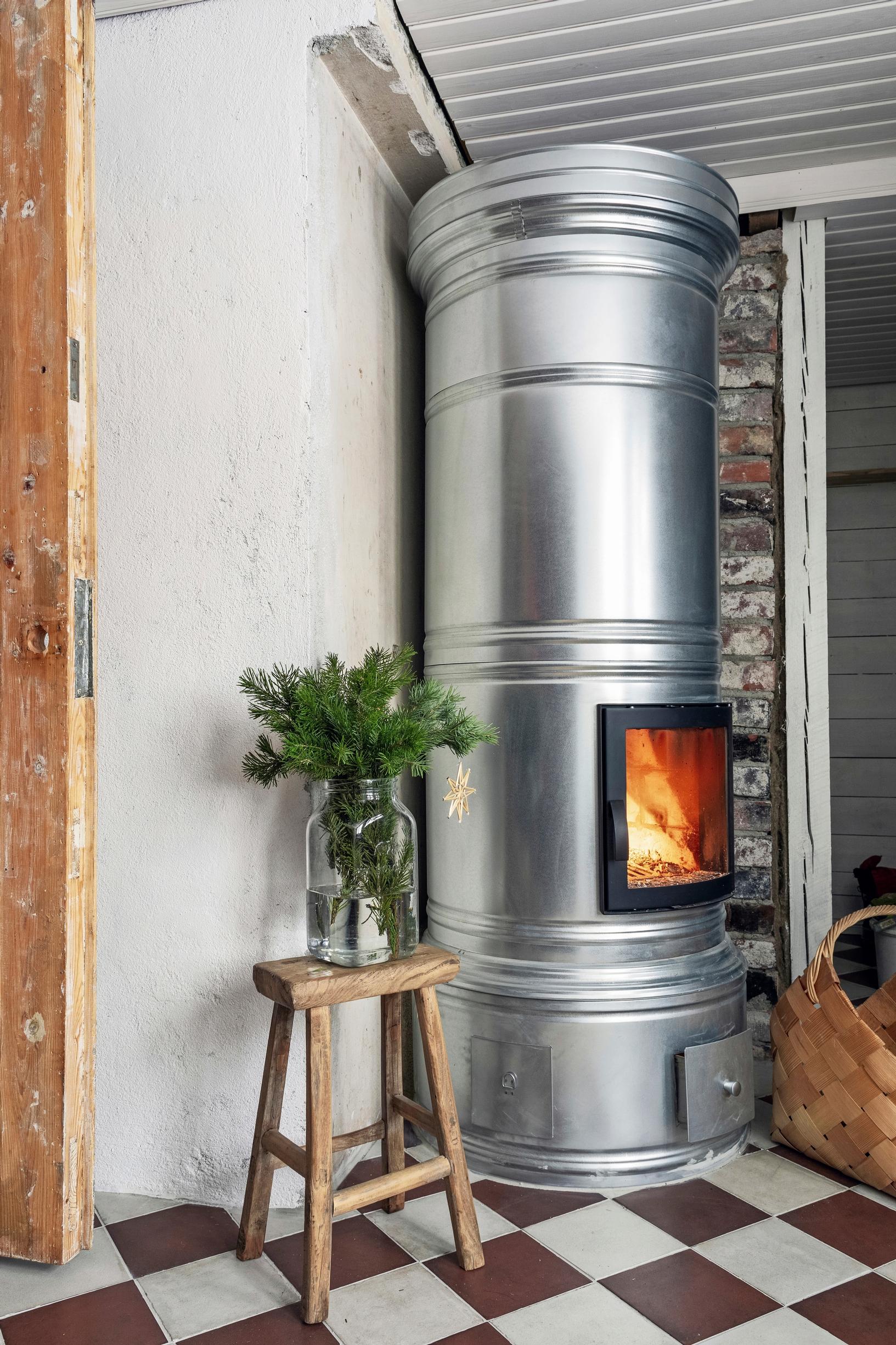 A barrel stove in the entry.