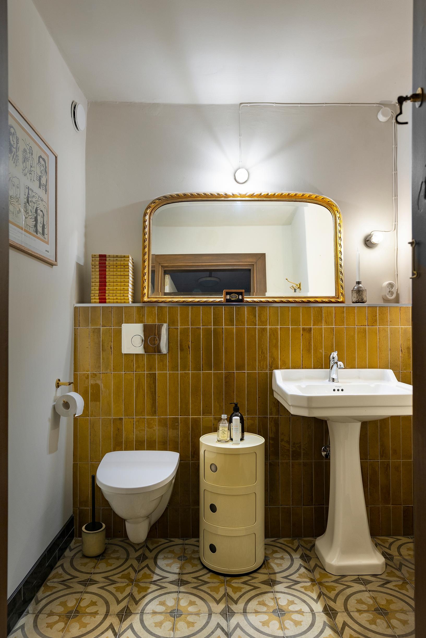Yellow and decorative tiles in the bathroom