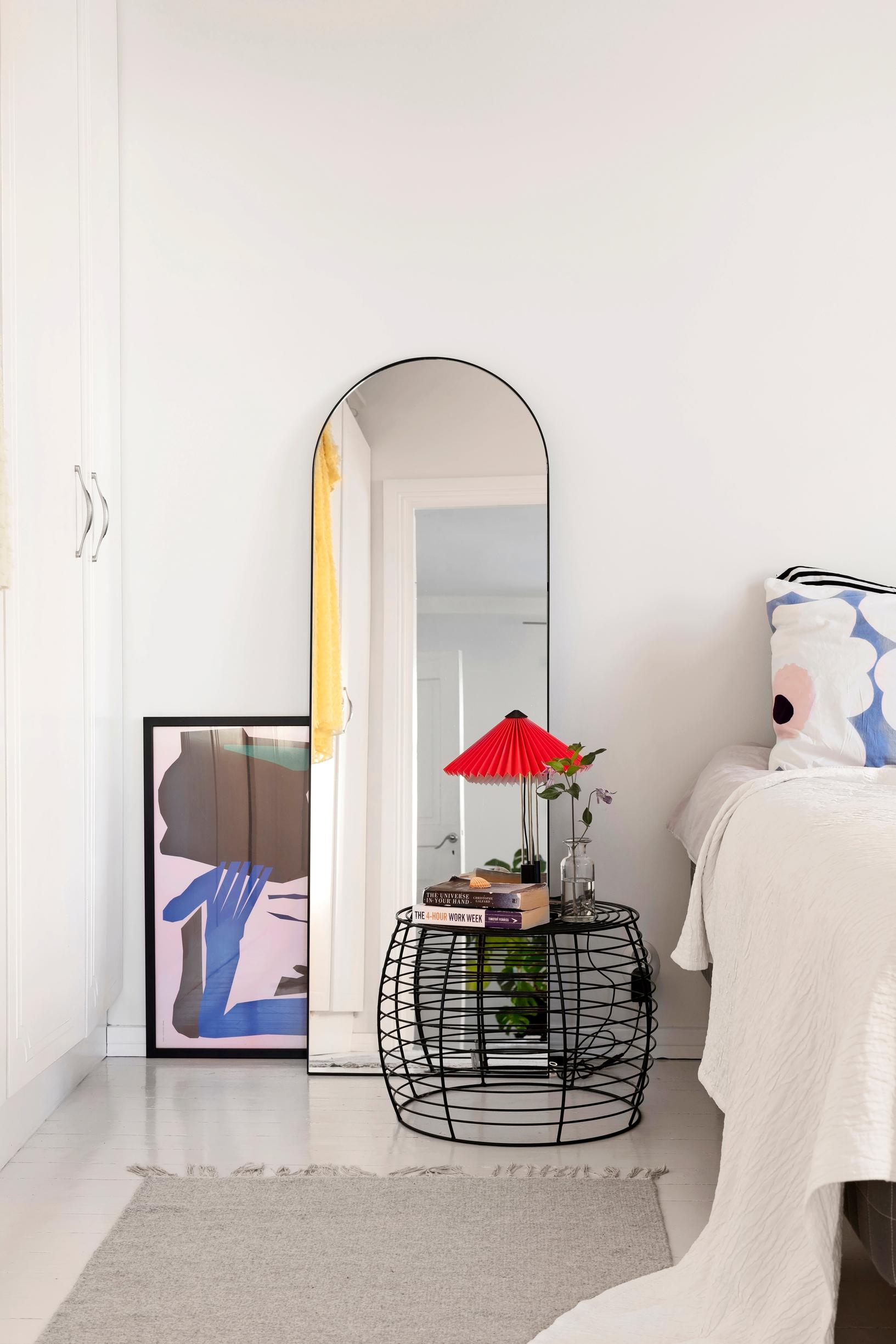 A mirror and a painting leaning against the wall
