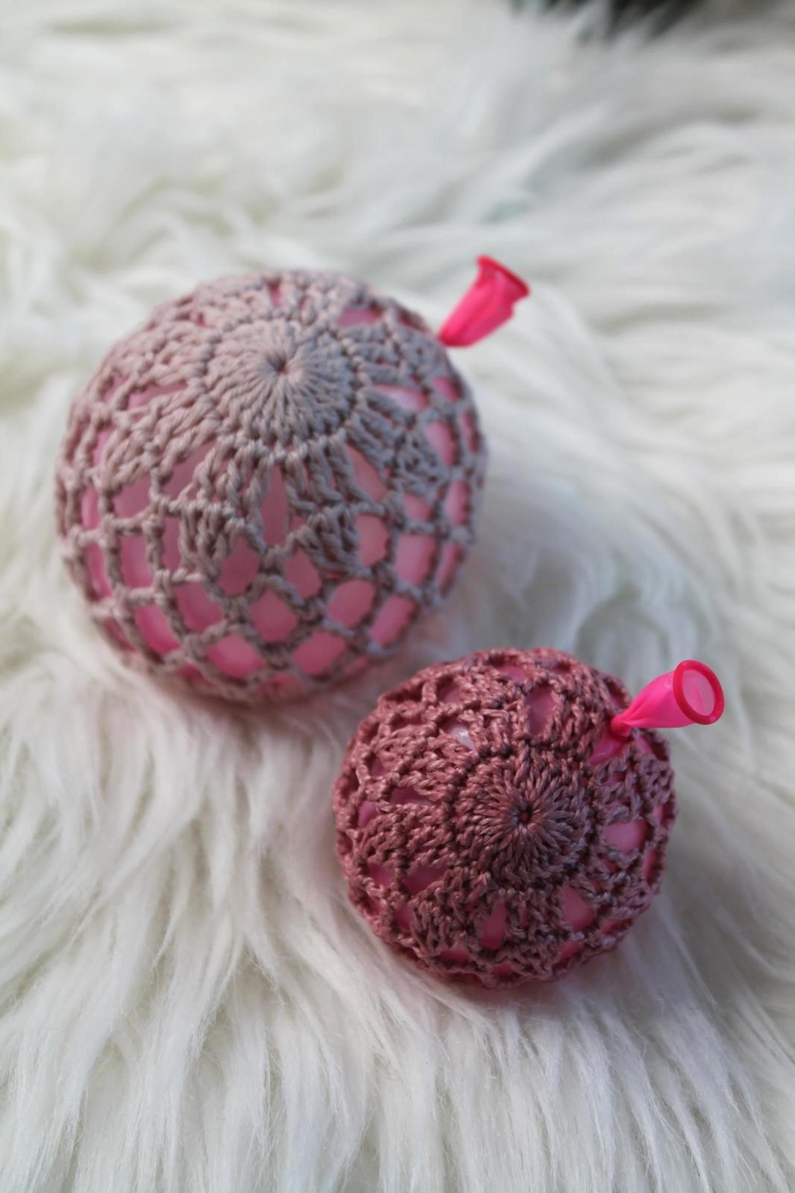 [Round the baubles by inflating a balloon inside the crochet piece. Stiffen with Eri Keeper.] Shape the baubles into spheres by inflating a balloon inside the crochet piece. Stiffen with craft glue.