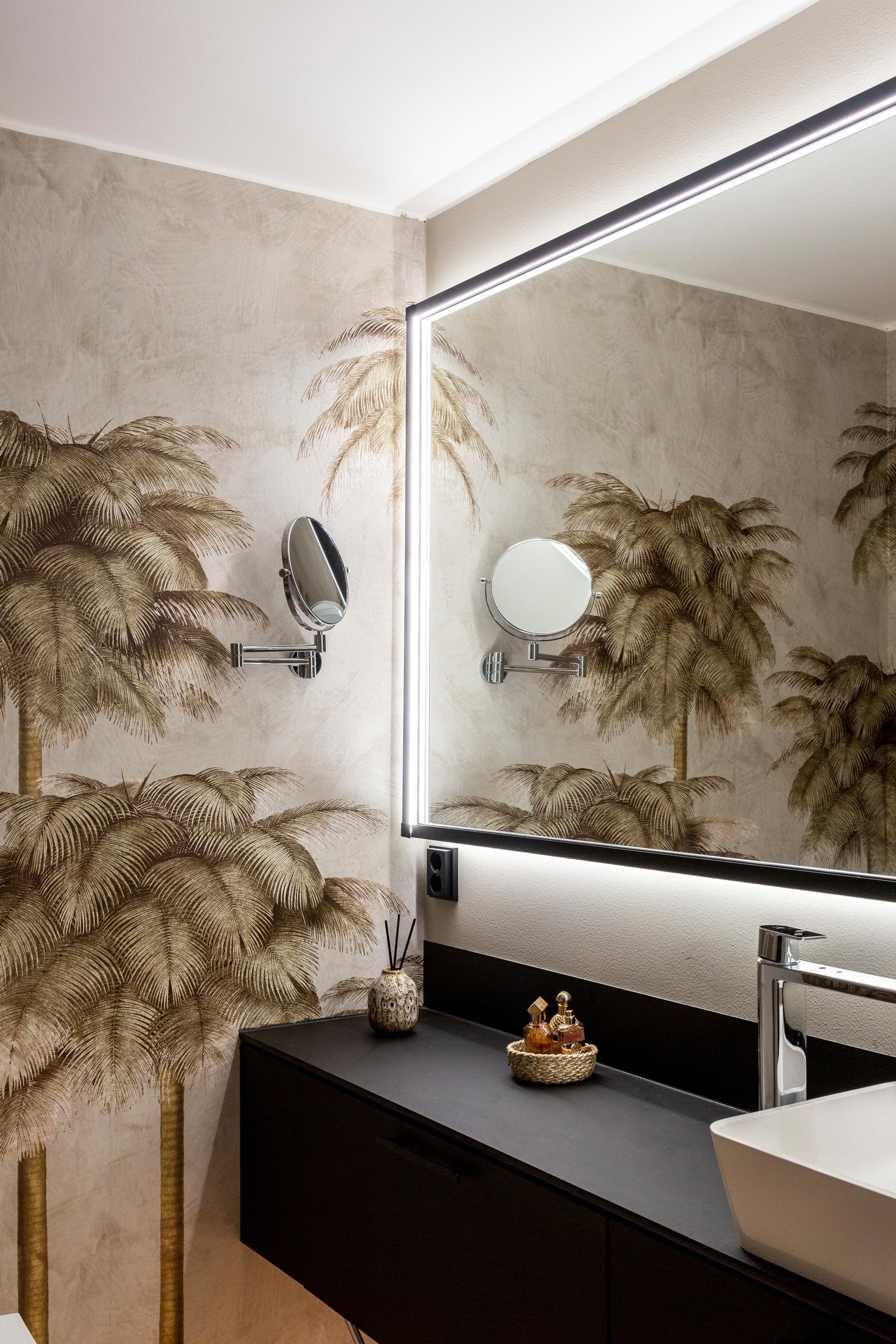 Colonial-style wallpaper in the bathroom.