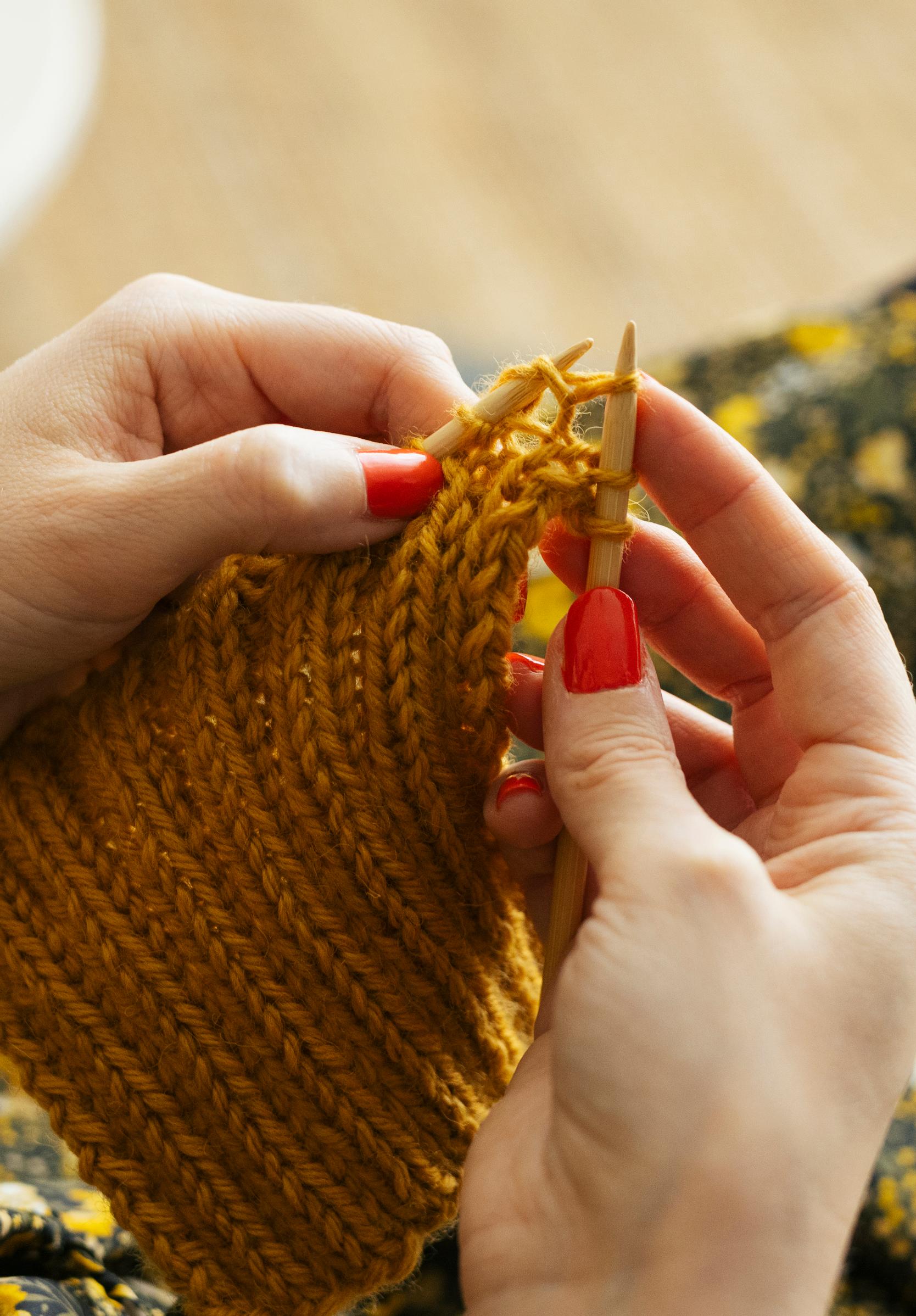 How to knit ribbing: k2, p2 ribbing, purl stitch