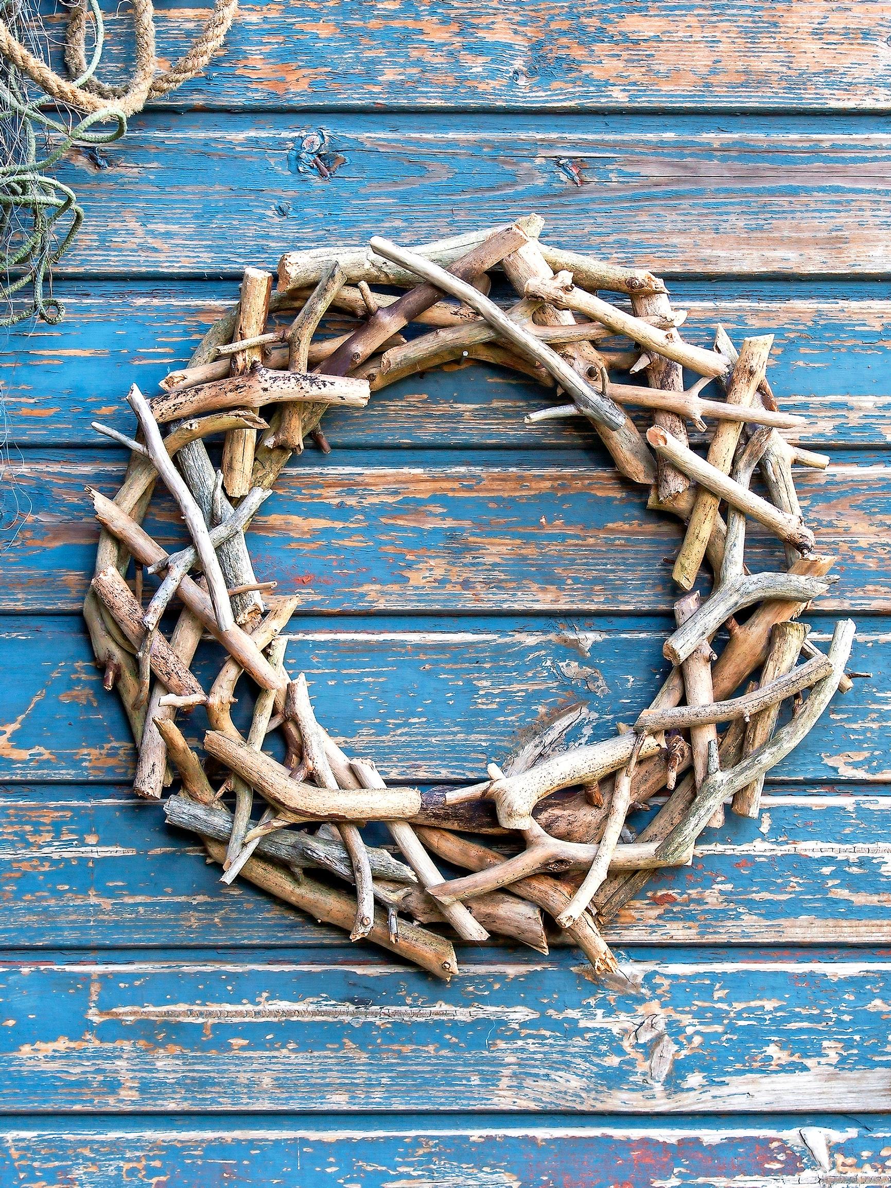 Craft a ruggedly beautiful wreath from driftwood