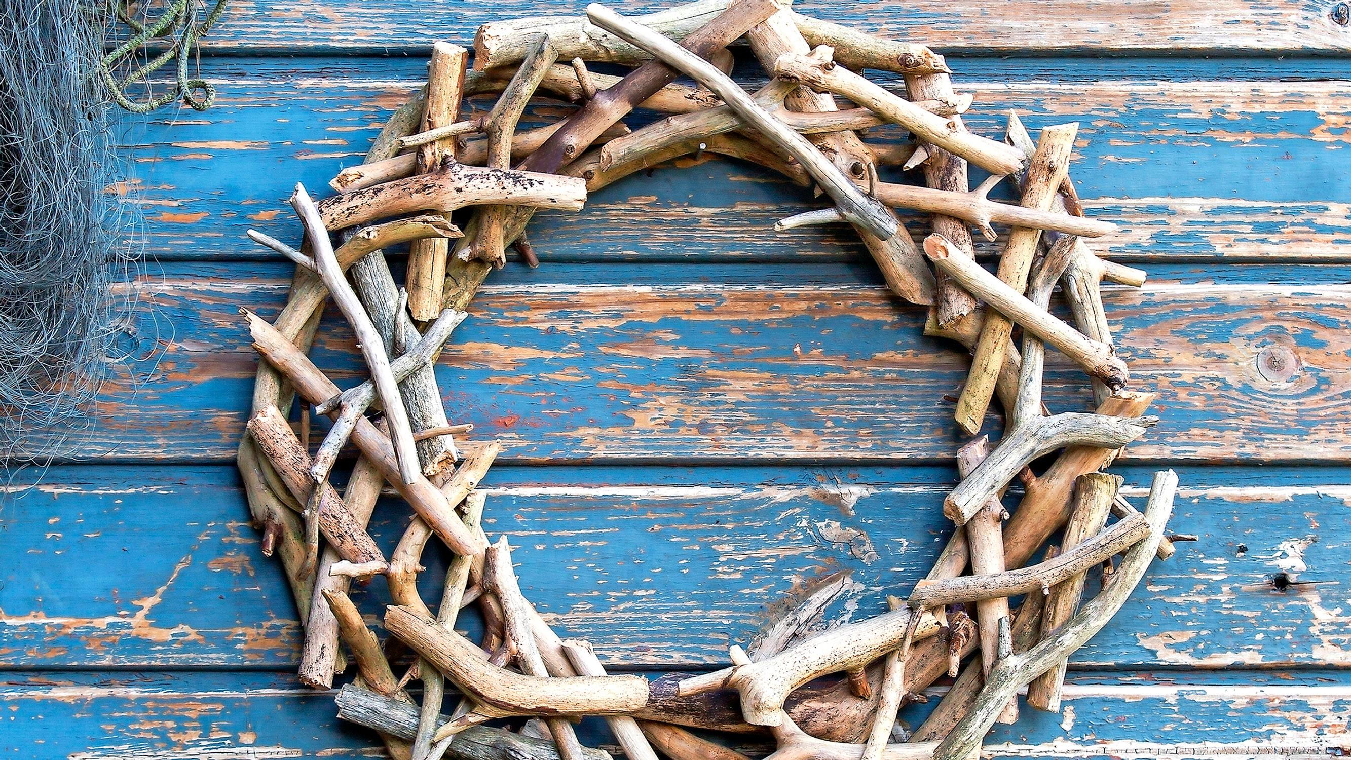 Craft a ruggedly beautiful wreath from driftwood