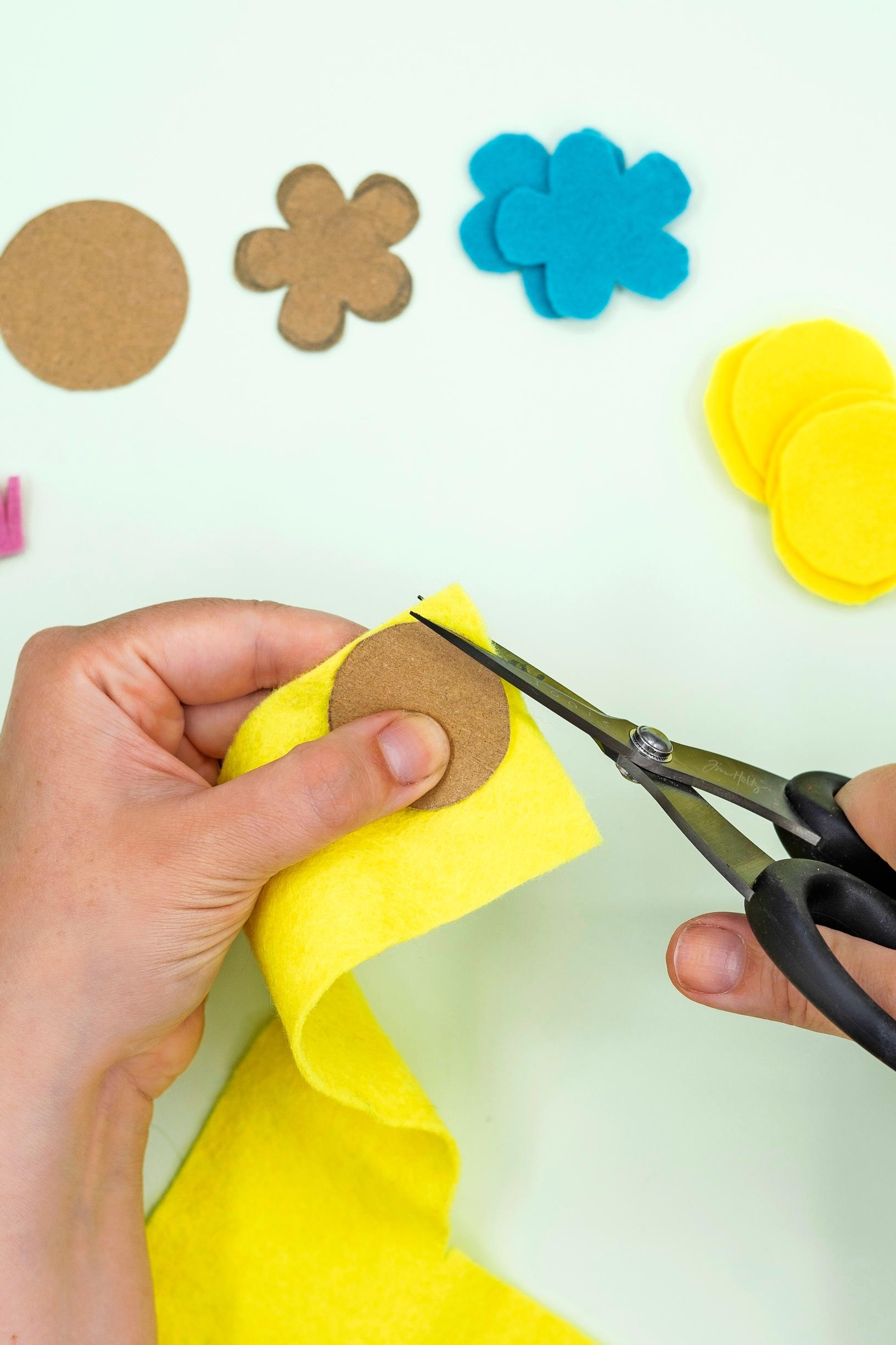Create cardboard templates for the wreath’s flowers and cut the felt accordingly.