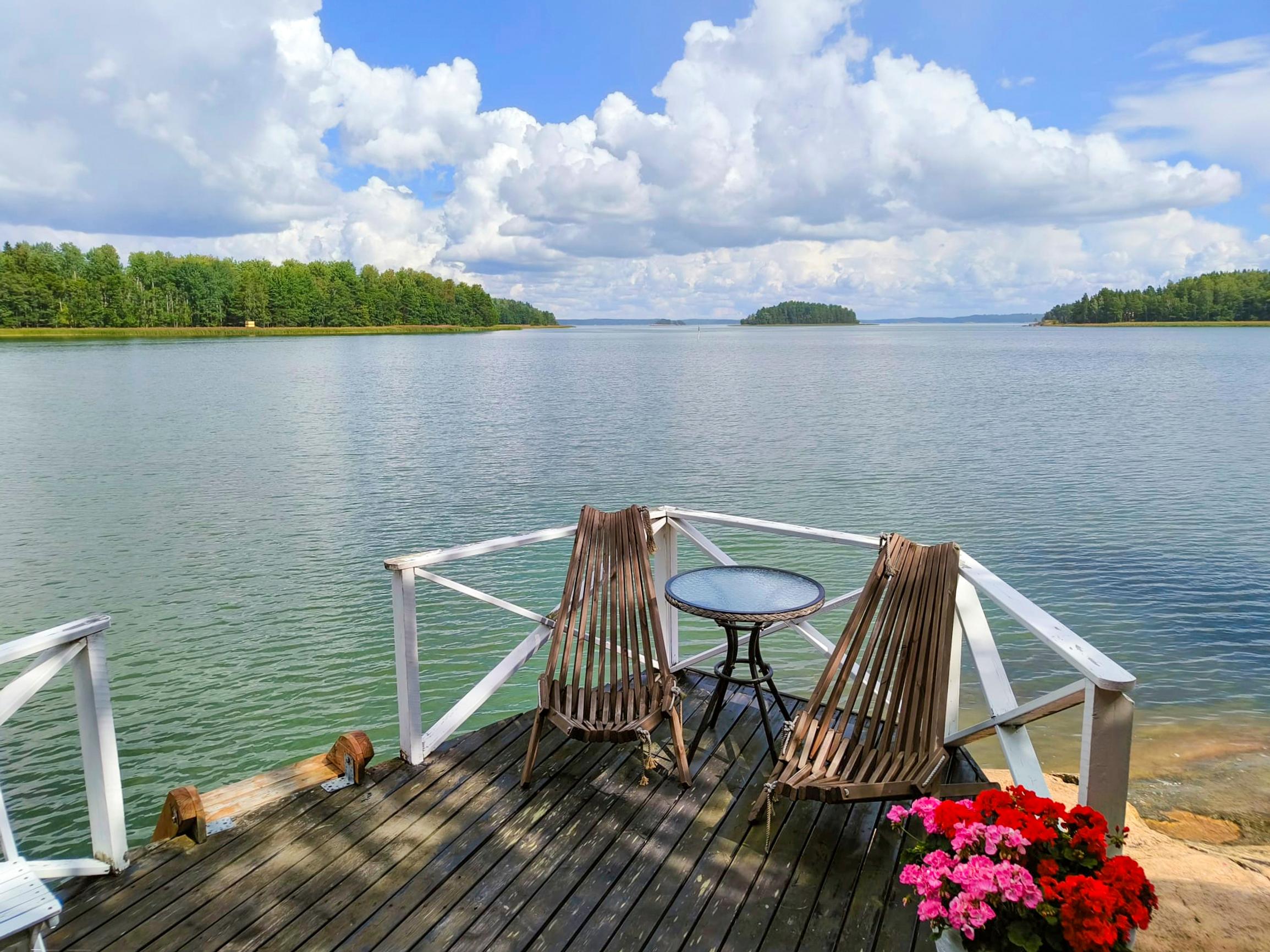 On the terrace of Singer Petri Laaksonen’s summer cottage are two Ecofurn chairs and a round table with summer flowers