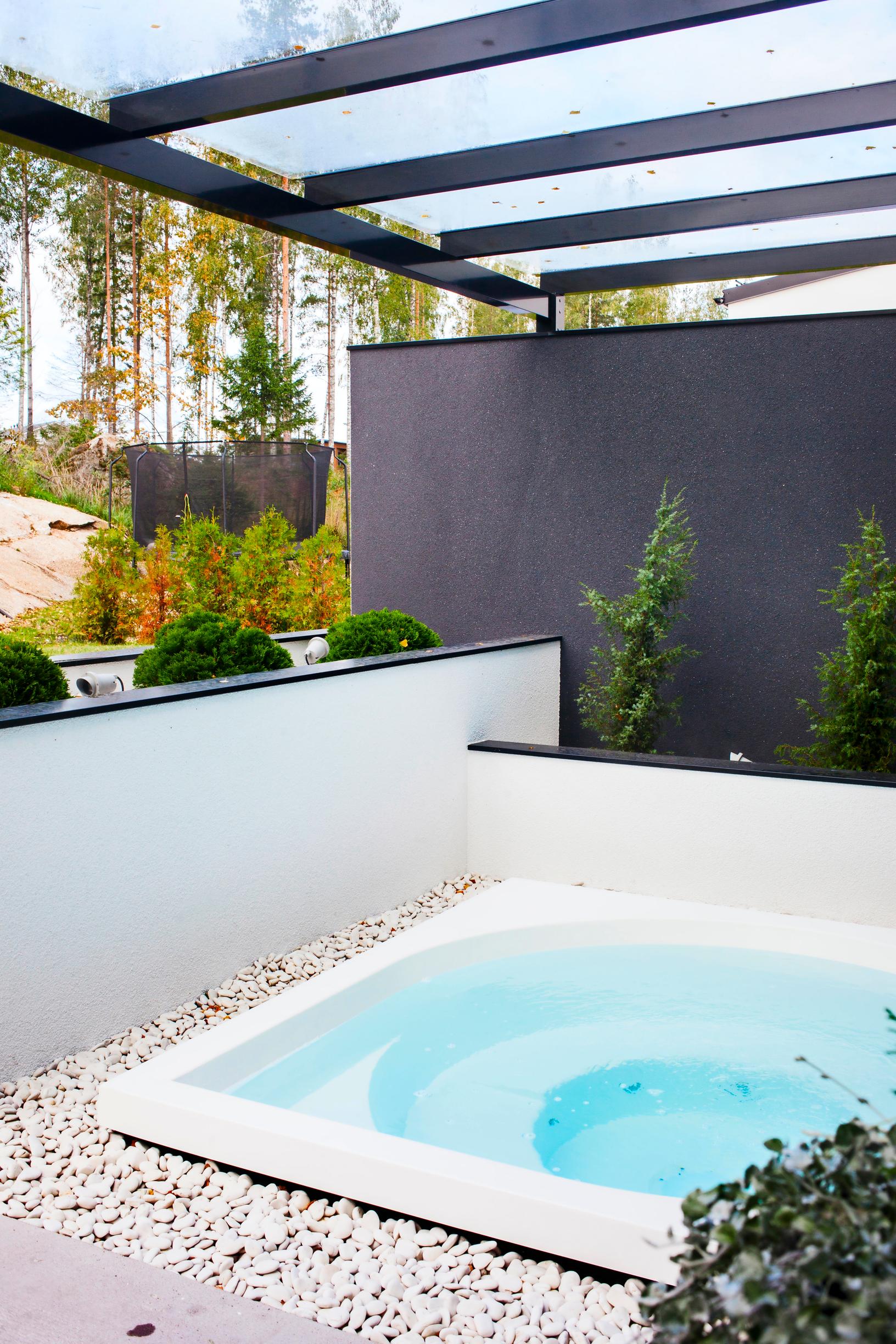 Outdoor hot tub costs—see our tips for lowering your electric bill
